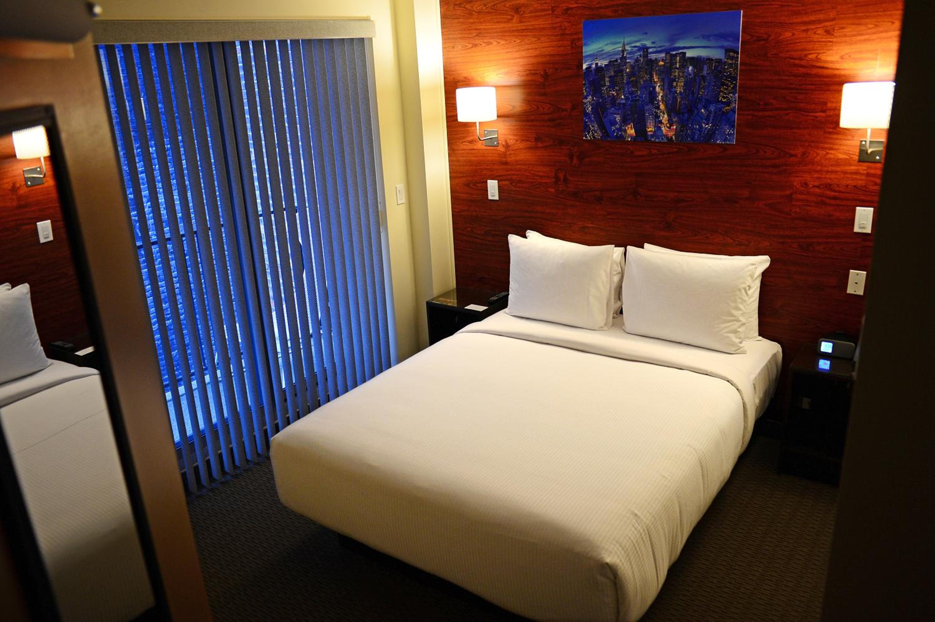 Superior Queen Room thumbnail 5