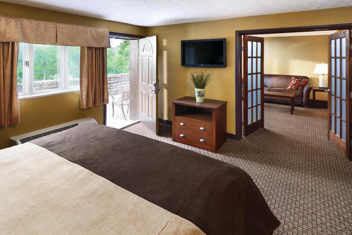 King Suite with Patio photo 1