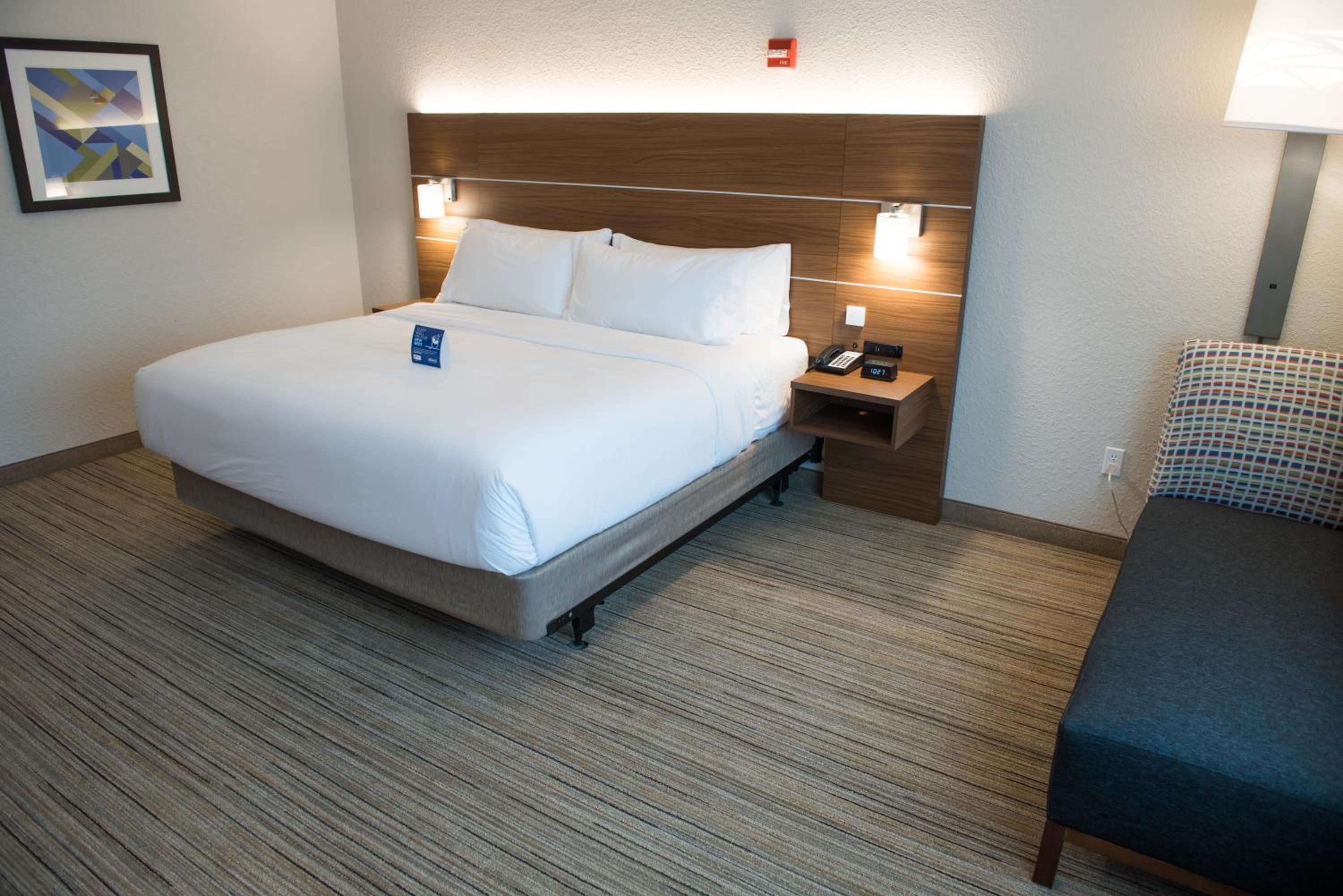 Standard King Room - Communications Accessible