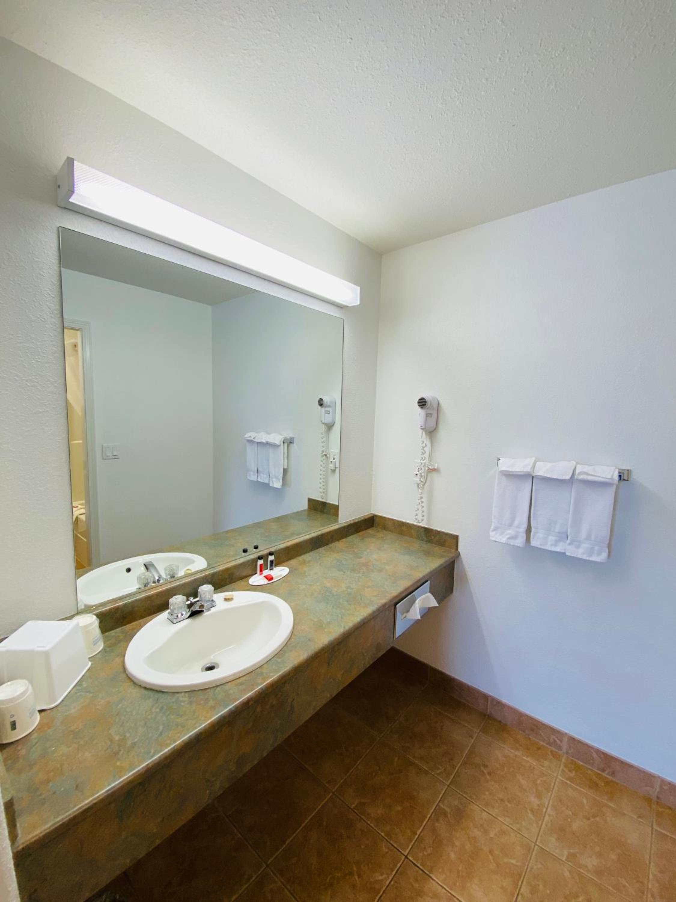 Queen Room with Two Queen Beds - Pet Friendly/Non-Smoking photo 1