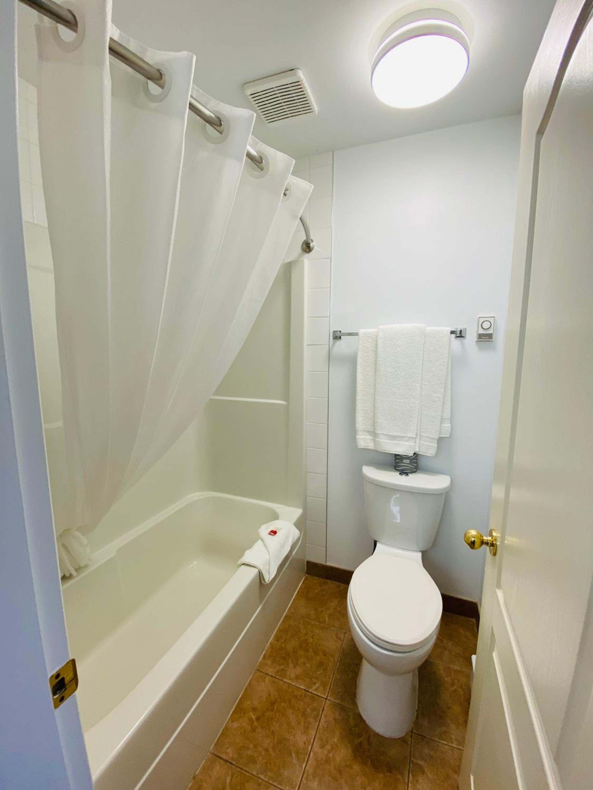 Queen Room with Two Queen Beds - Pet Friendly/Non-Smoking photo 2