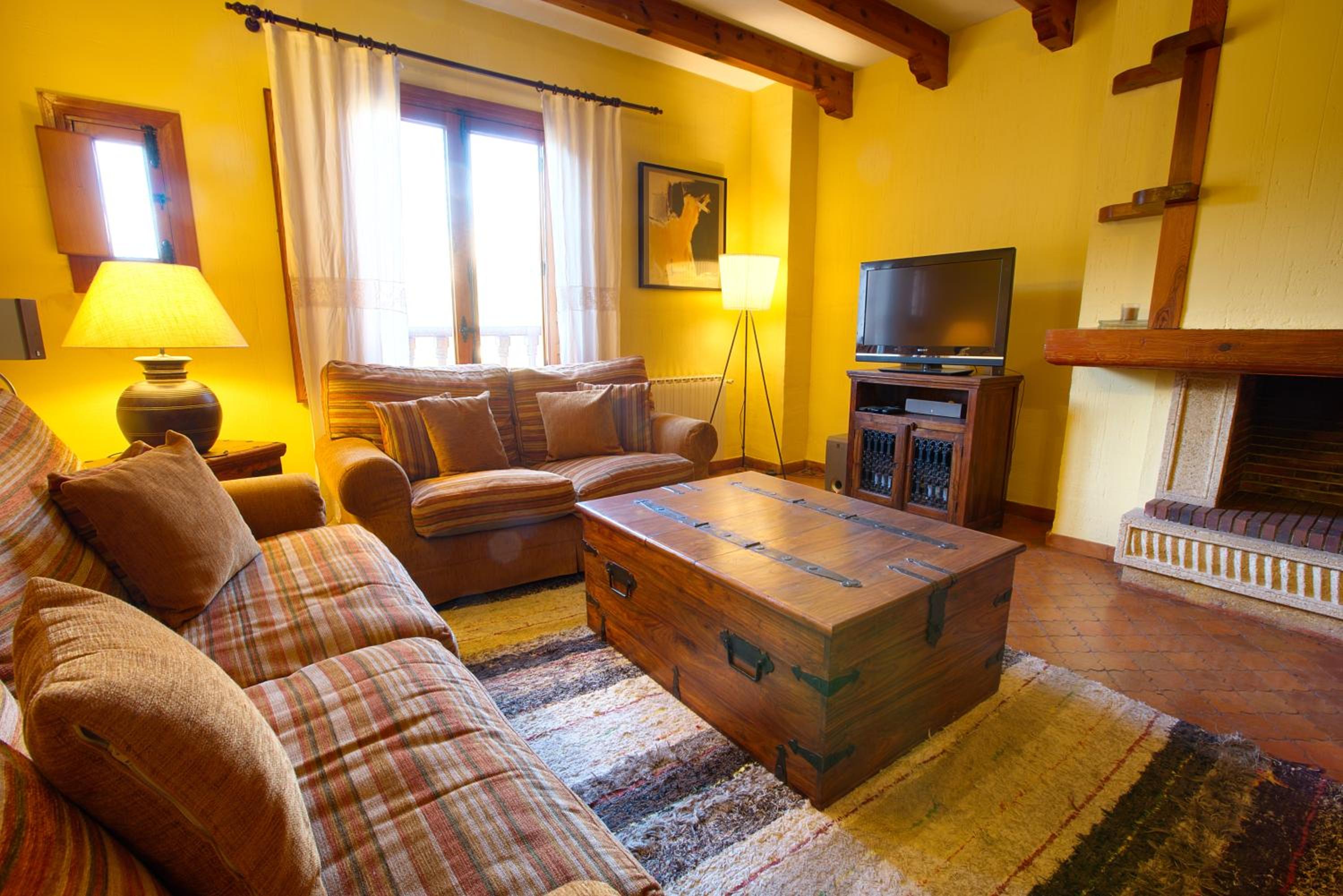 Apartment with Mountain View - Photo 3