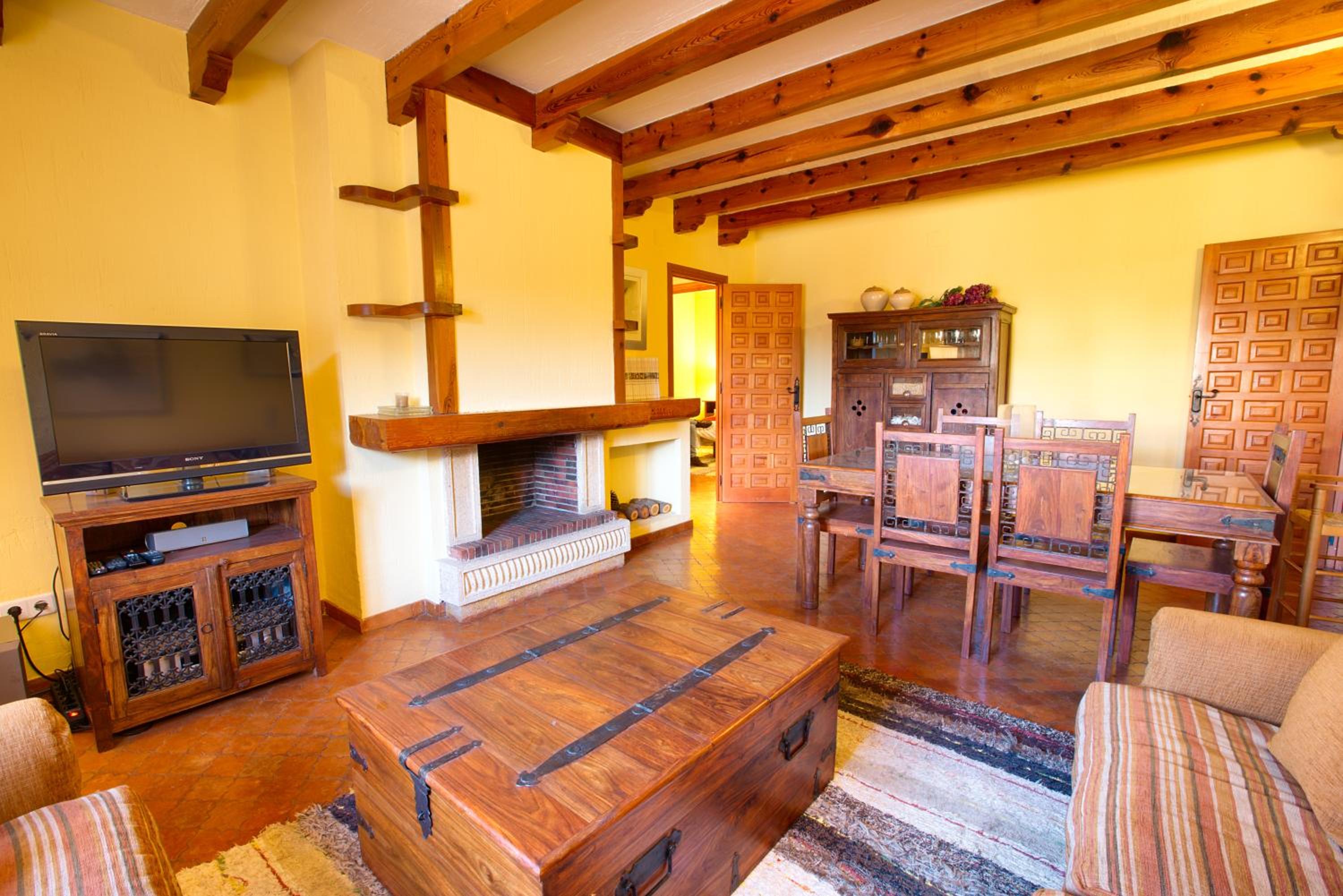 Apartment with Mountain View - Photo 2