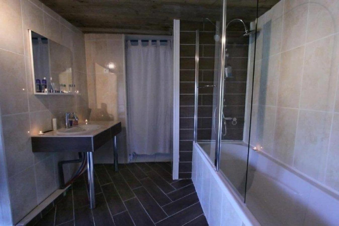 Double Room with Private Bathroom - Photo 1