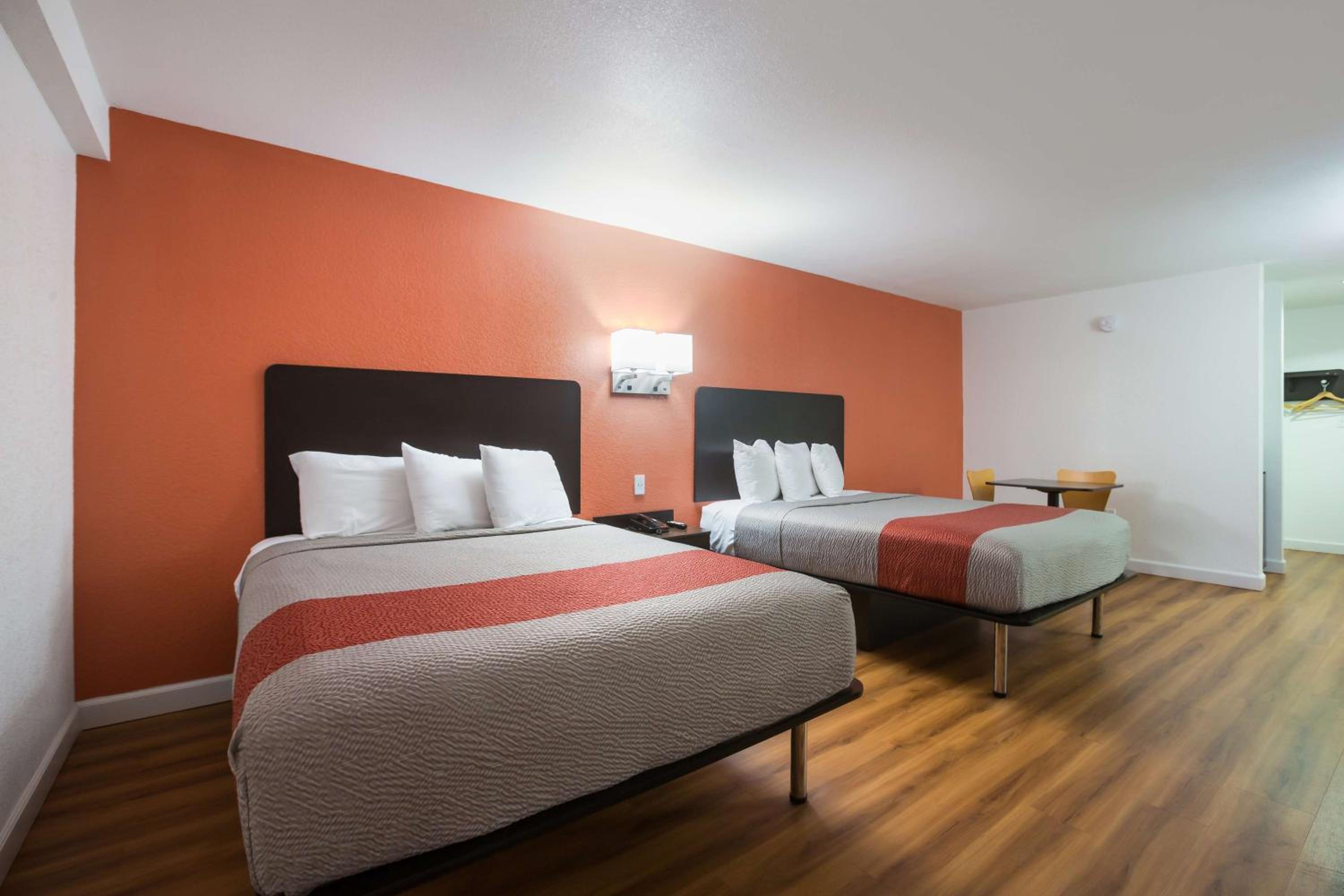 Queen Room with Two Queen Beds - Non-Smoking - Photo 3