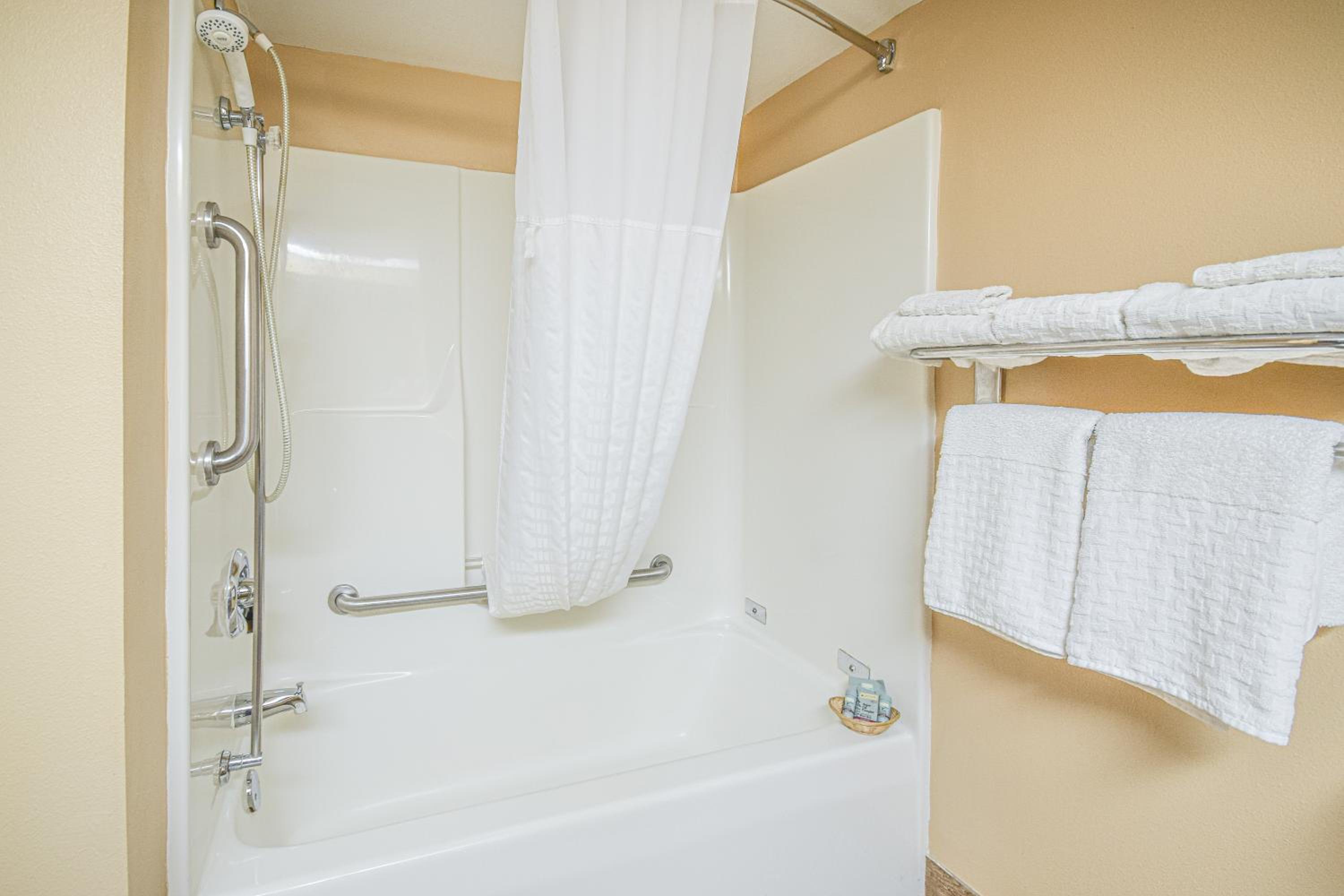 King Room with Bath Tub - Mobility Accessible/Non-Smoking
