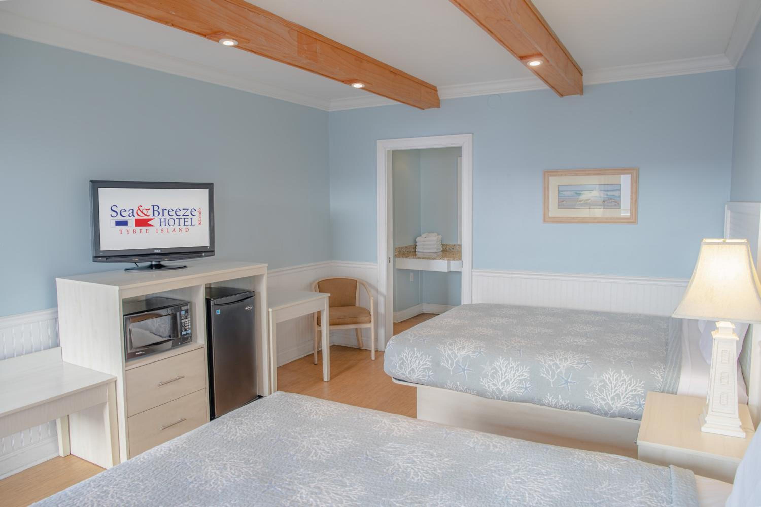 Queen Room with Two Queen Beds - Photo 5
