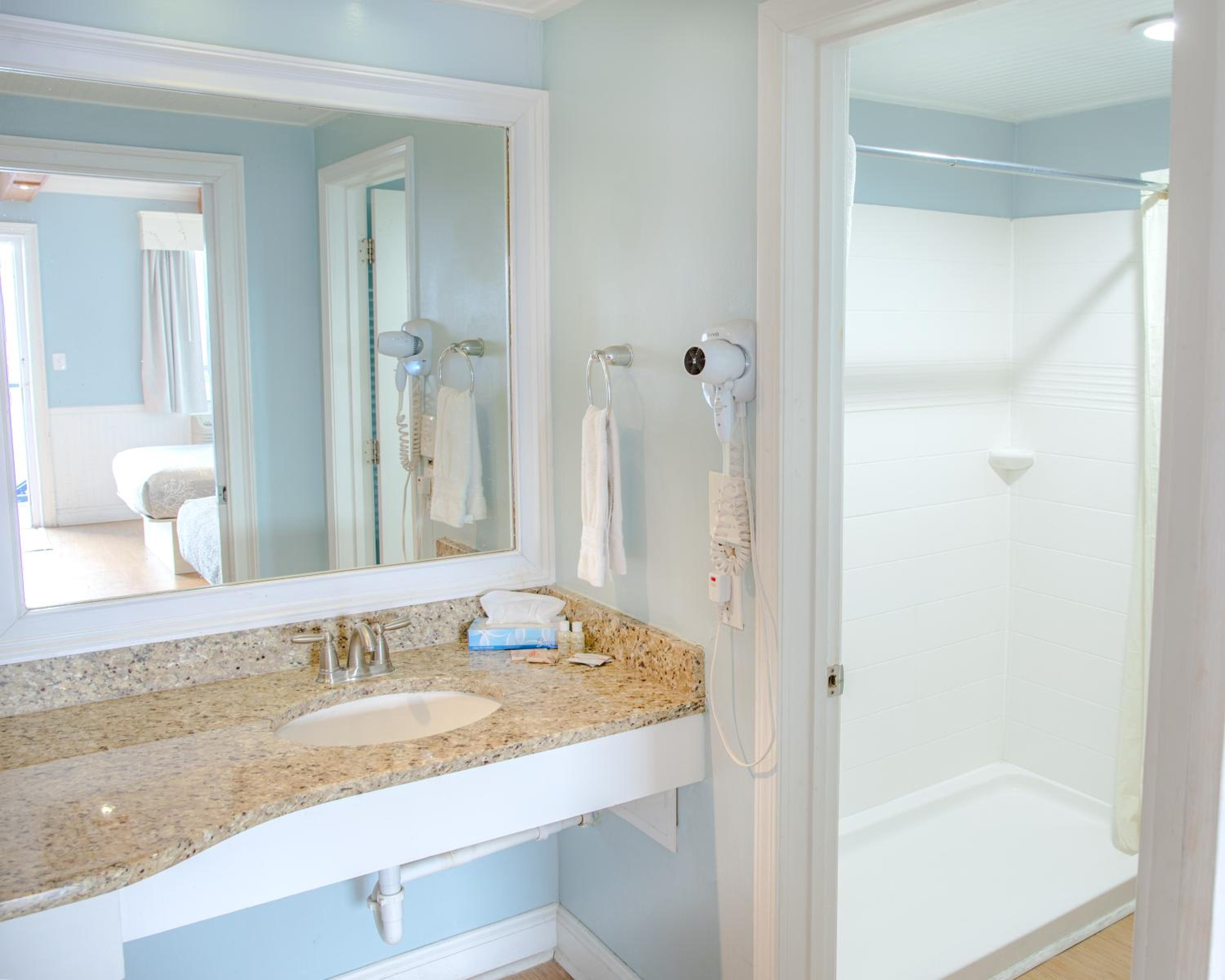 Queen Room with Two Queen Beds - Photo 4