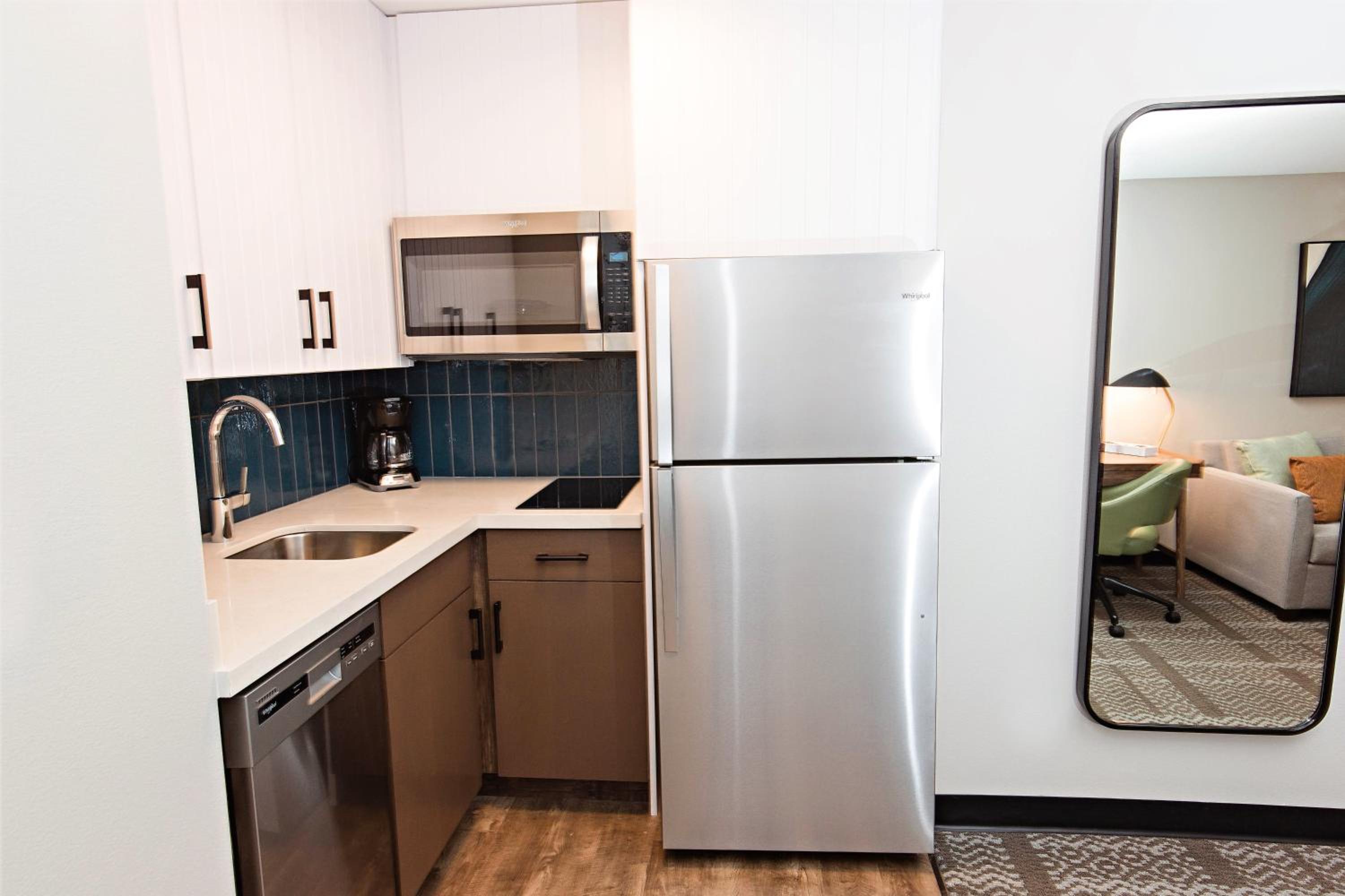 King Studio Suite - Photo 8