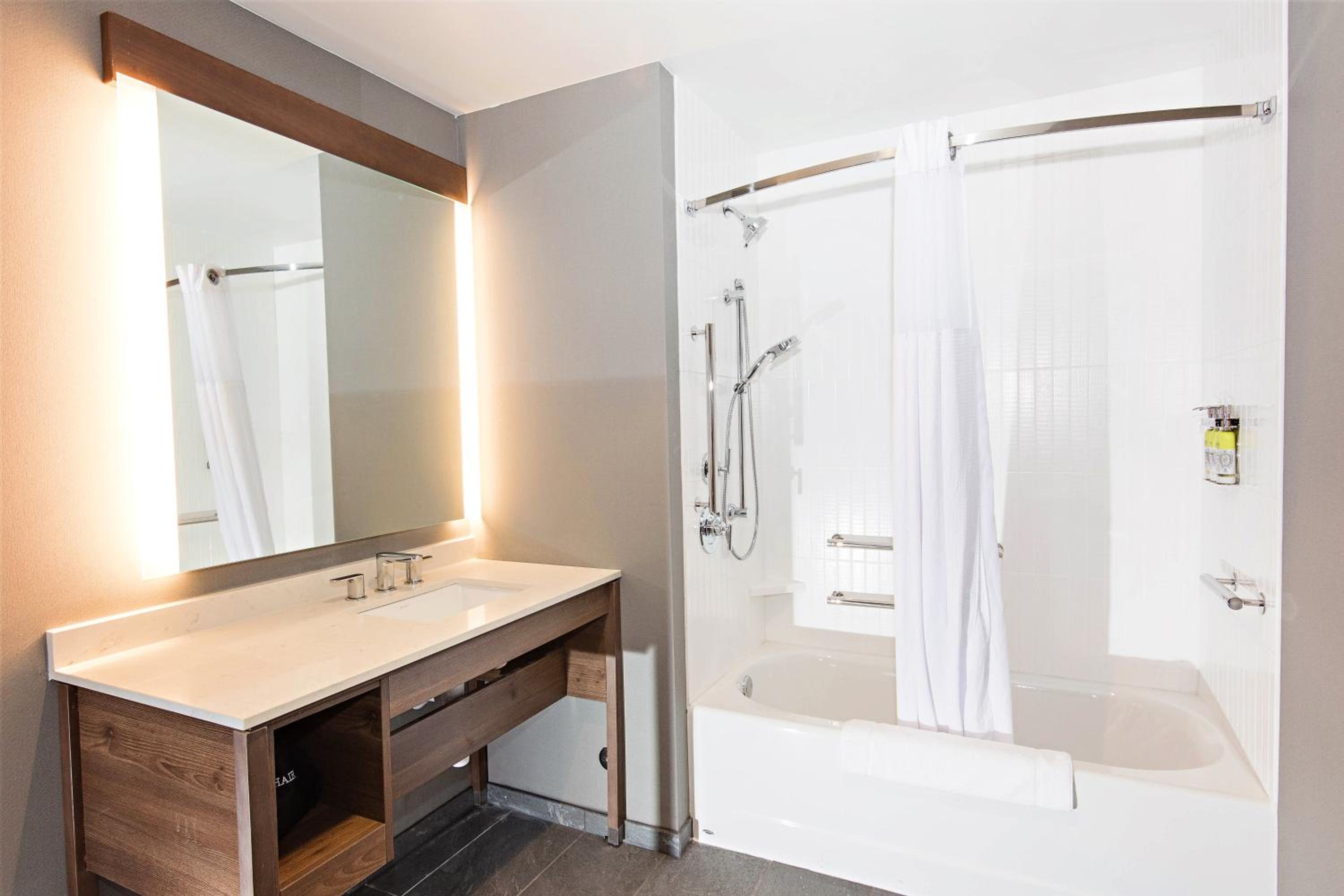 Studio King Suite - Hearing Accessible