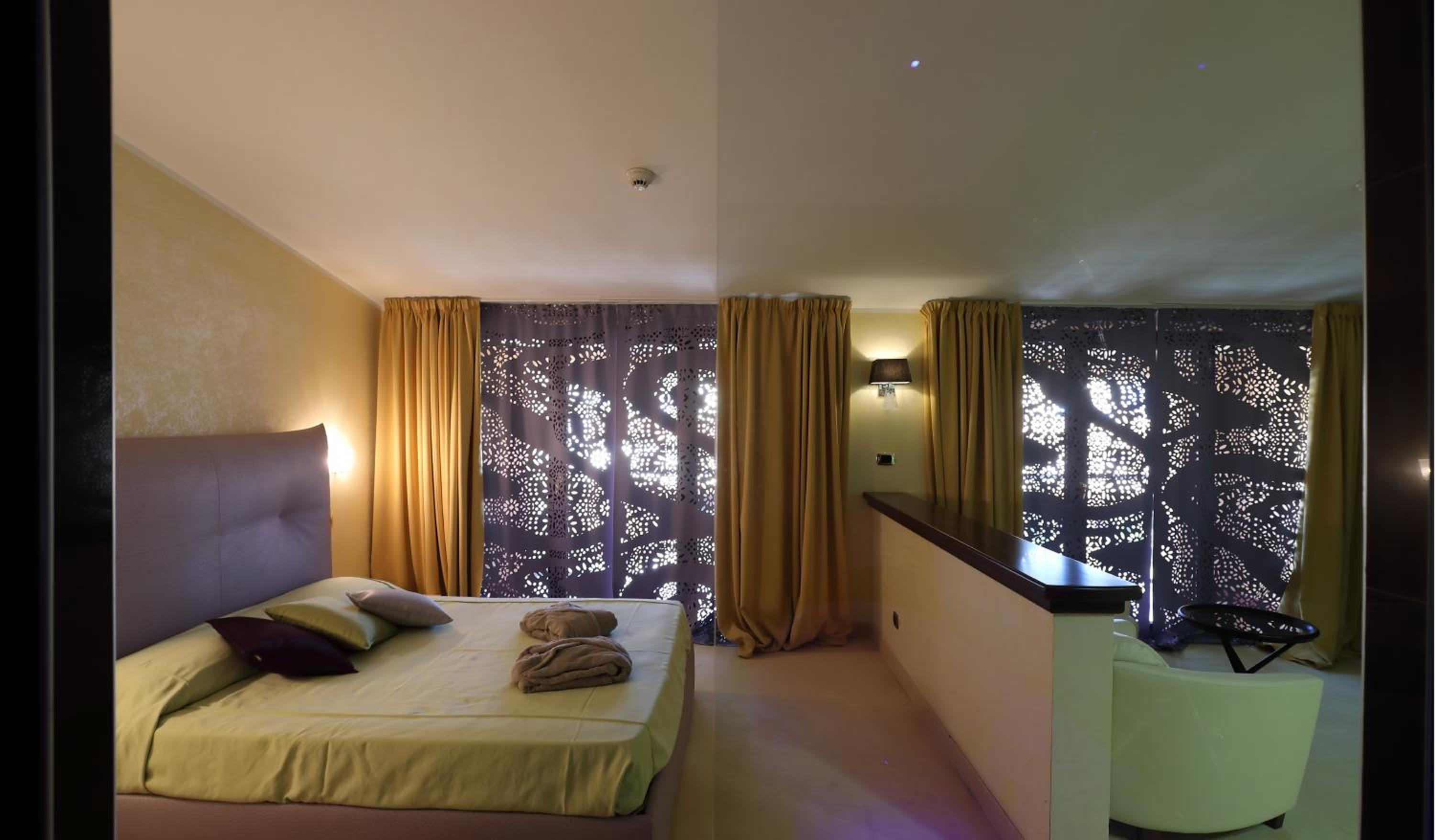 Suite - Photo 18