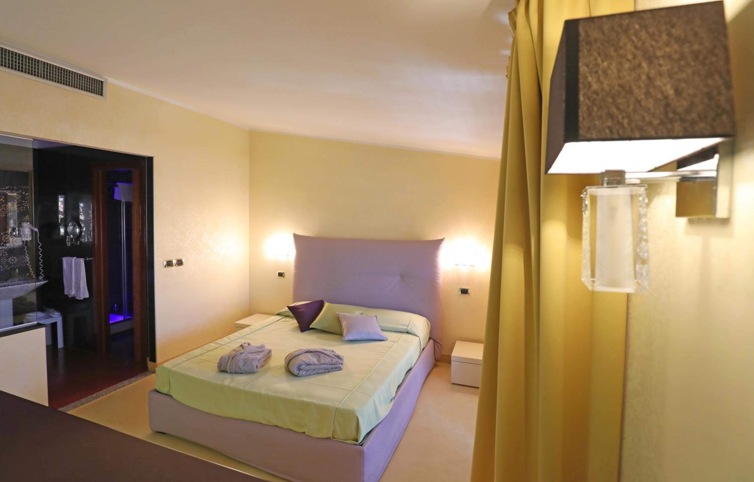Suite - Photo 16