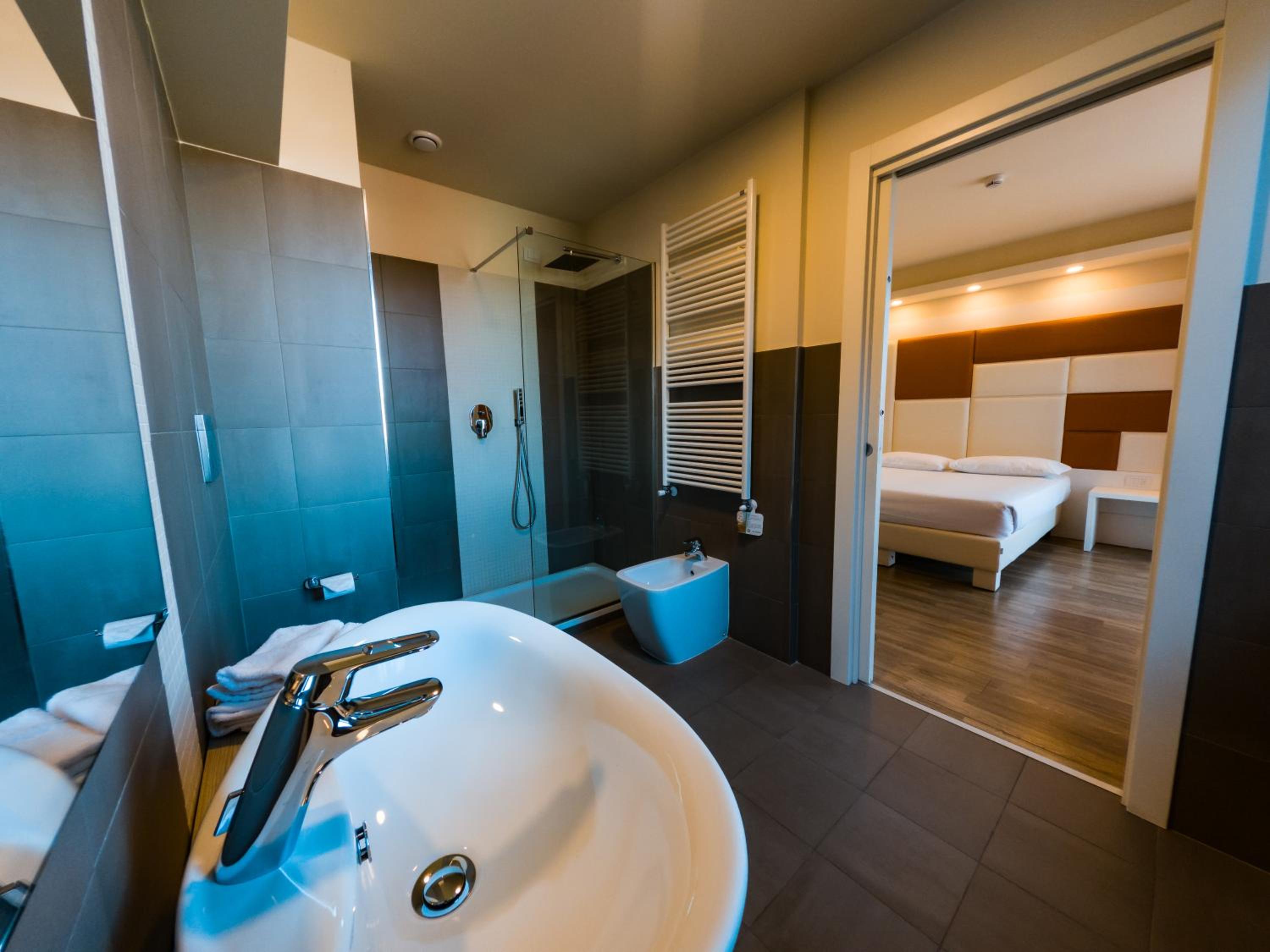 Standard Queen Room - Non-Smoking - Photo 7