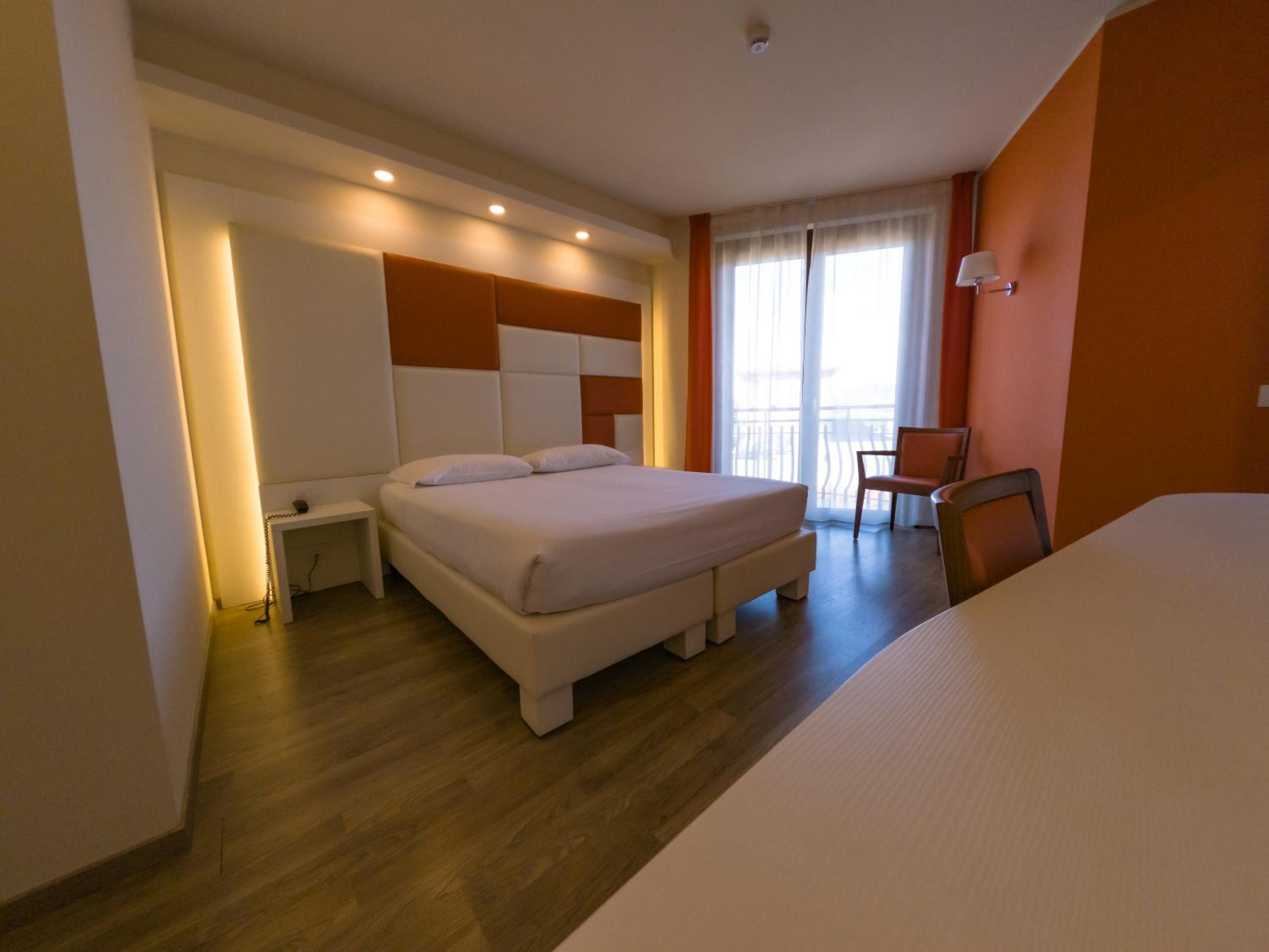 Standard Queen Room - Non-Smoking - Photo 4