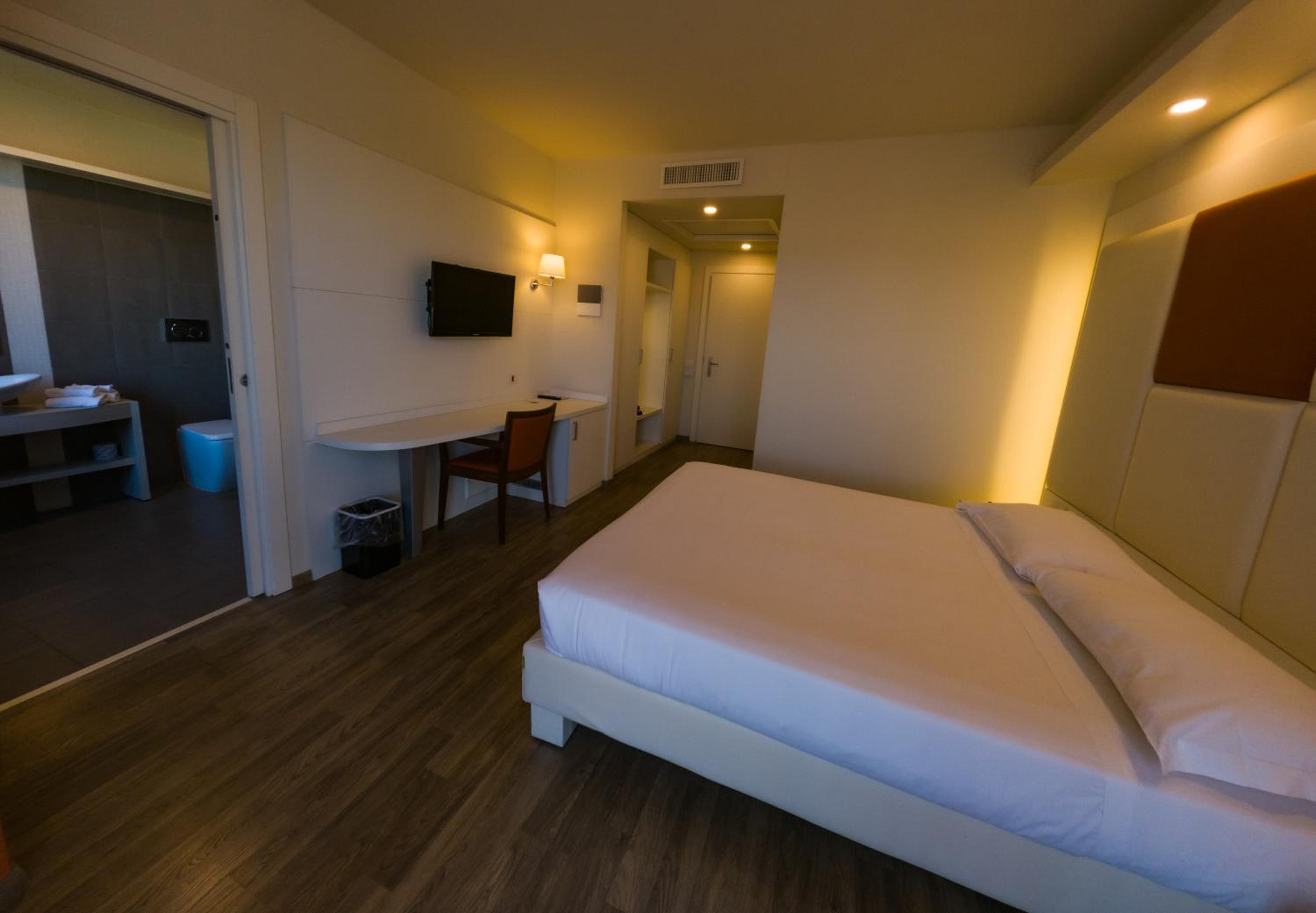Standard Queen Room - Non-Smoking - Photo 5