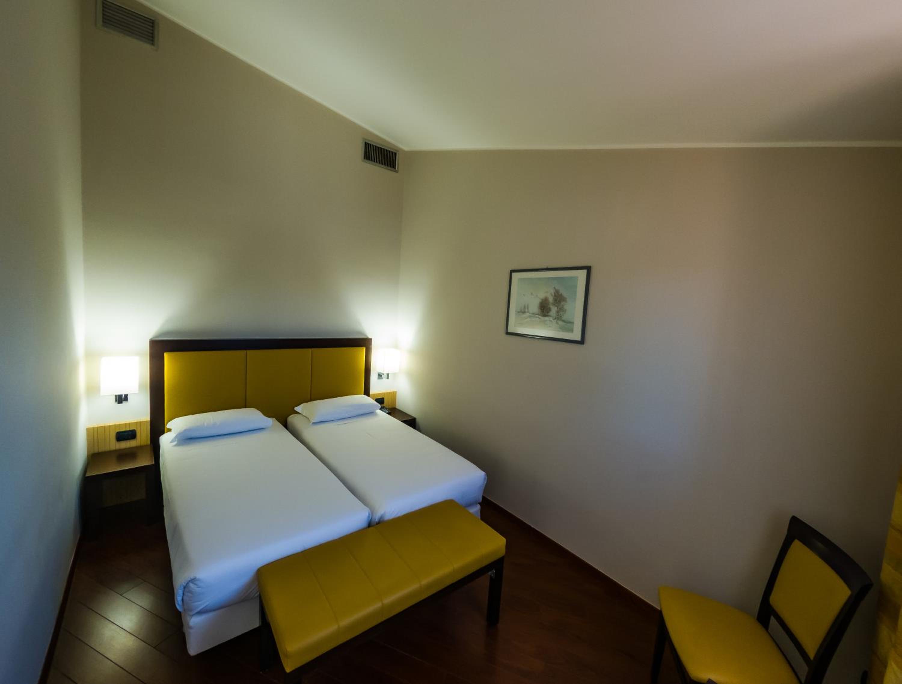 Standard Queen Room with Single Bed - Non-Smoking photo 1