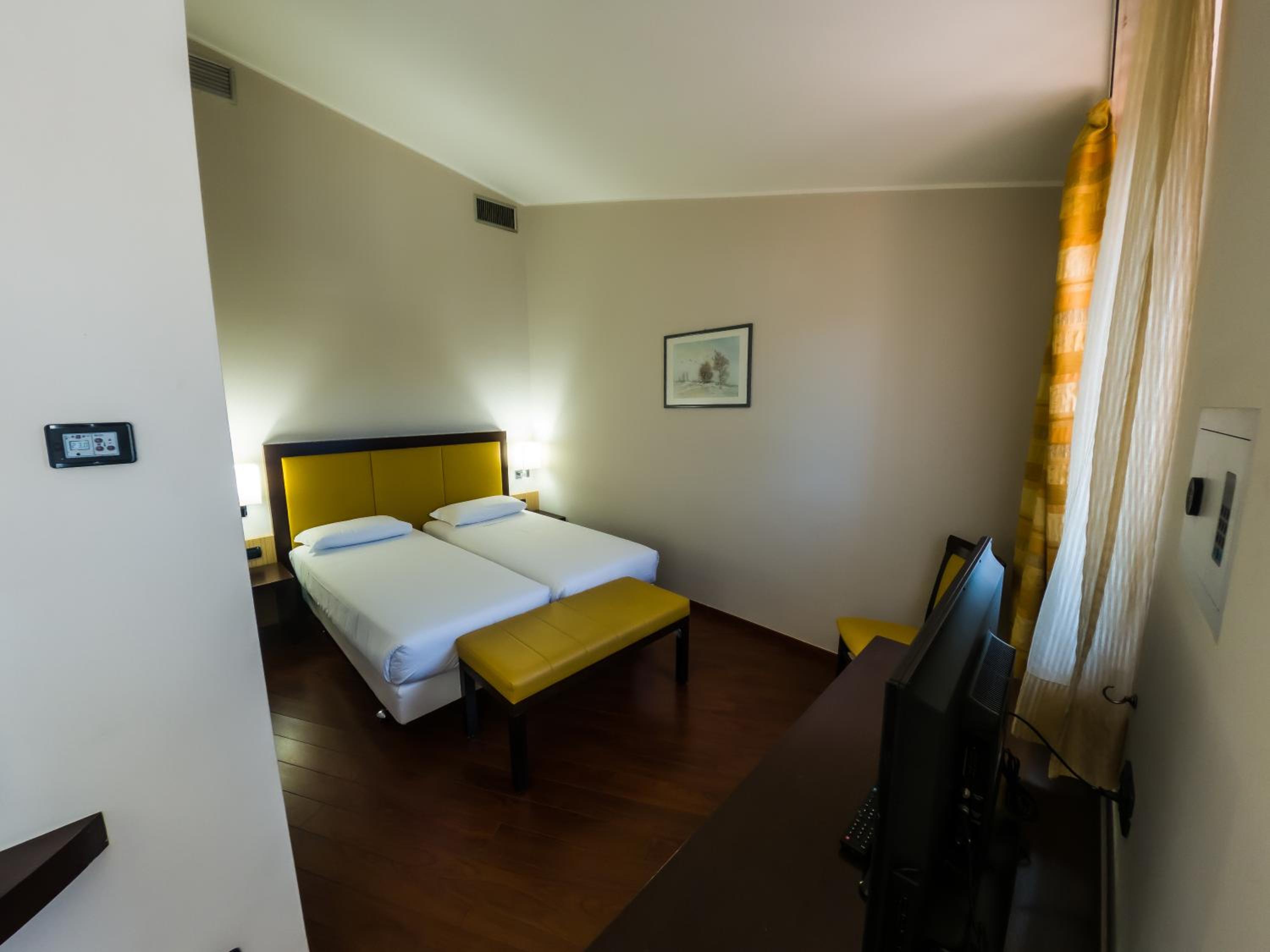 Standard Queen Room with Single Bed - Non-Smoking photo 2