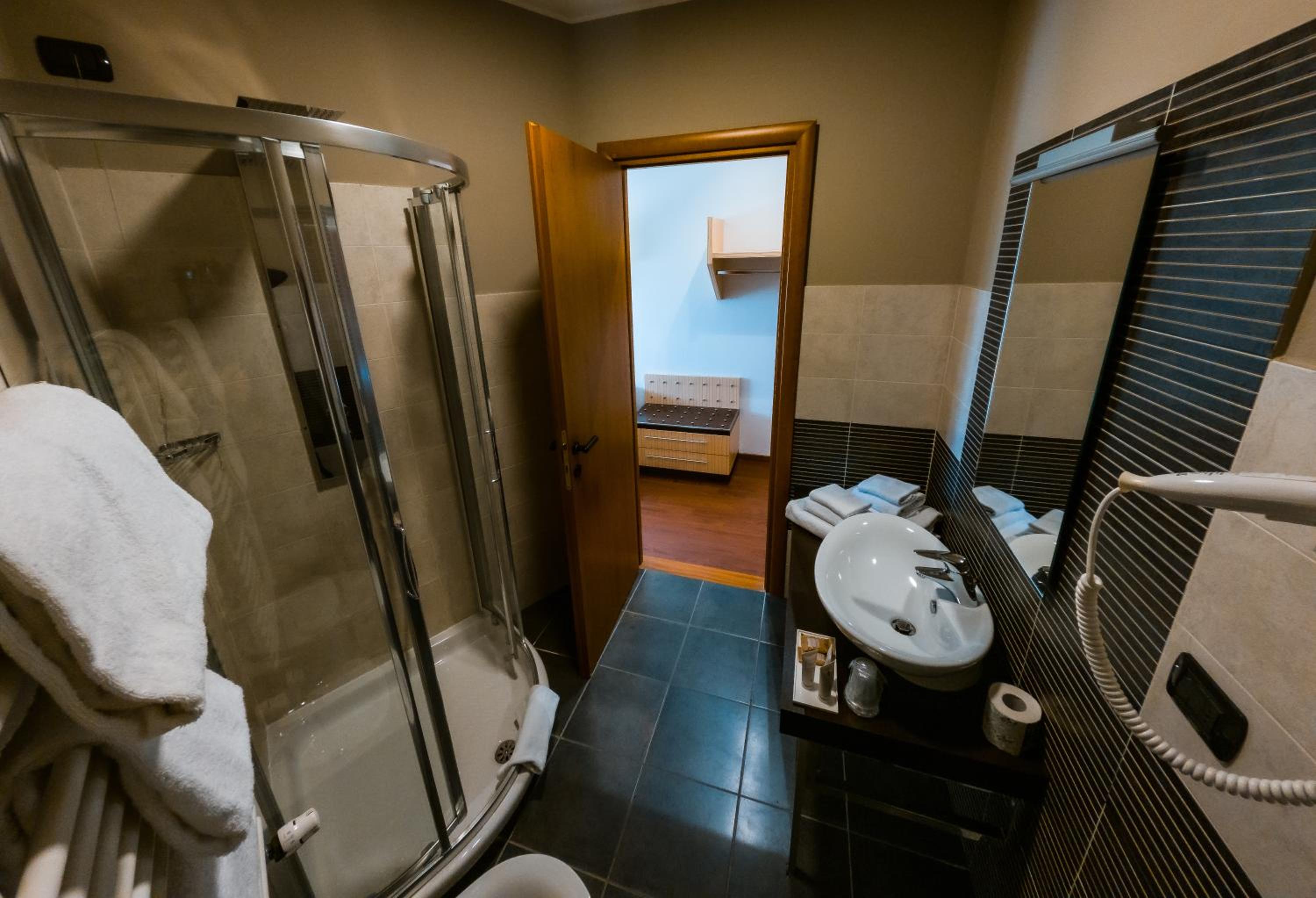Standard Queen Room with Single Bed - Non-Smoking photo 3
