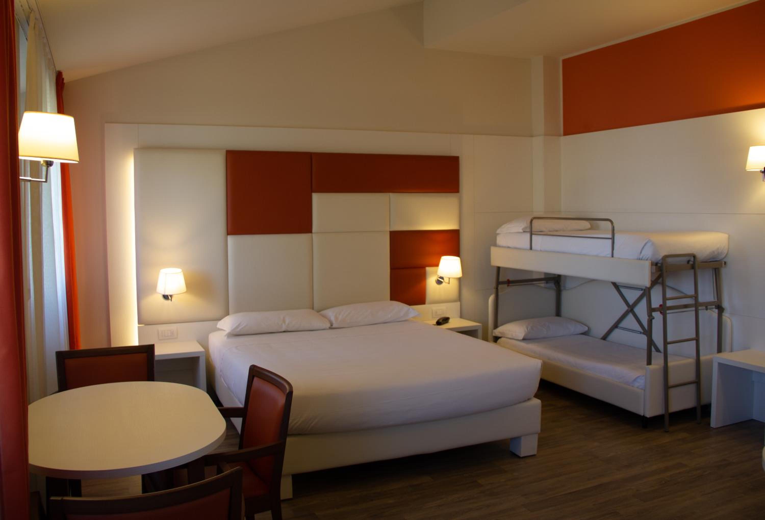 Family Room with One Queen Bed and One Bunk Bed photo 3