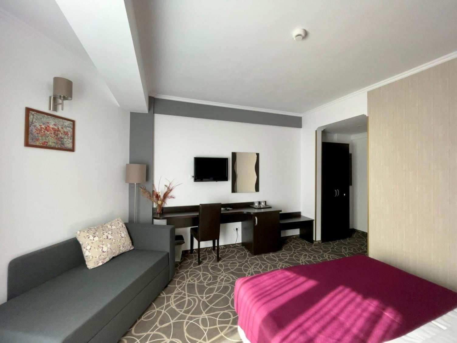 Double Room with Balcony - Photo 8