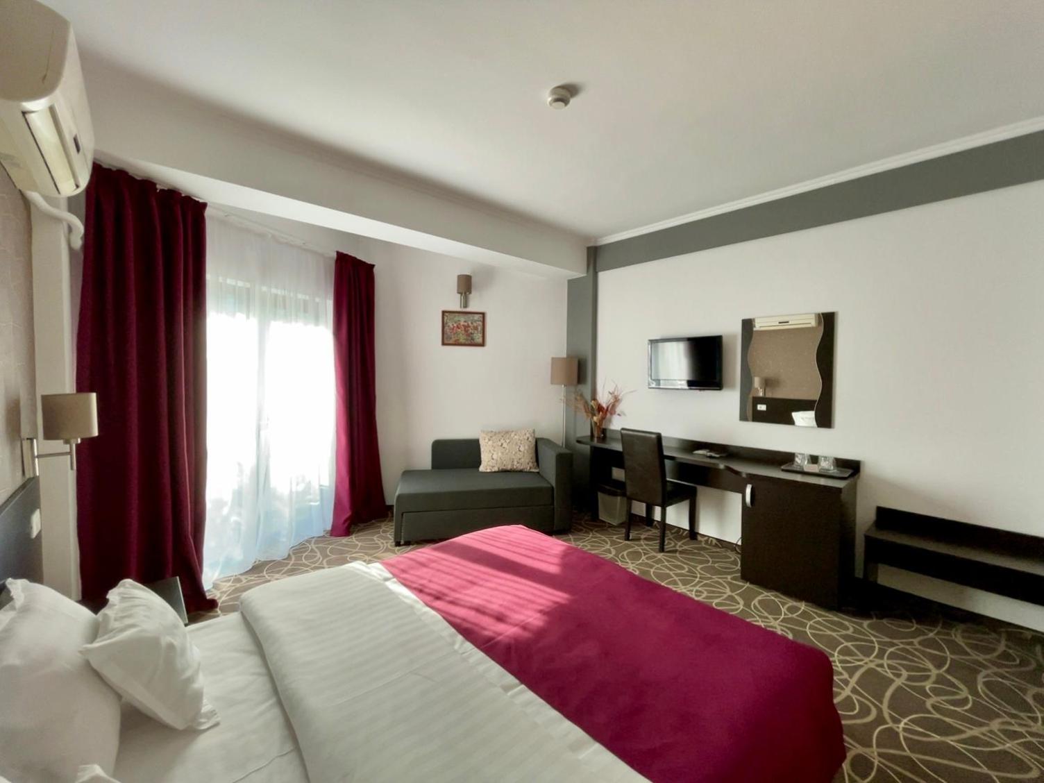 Double Room with Balcony - Photo 6