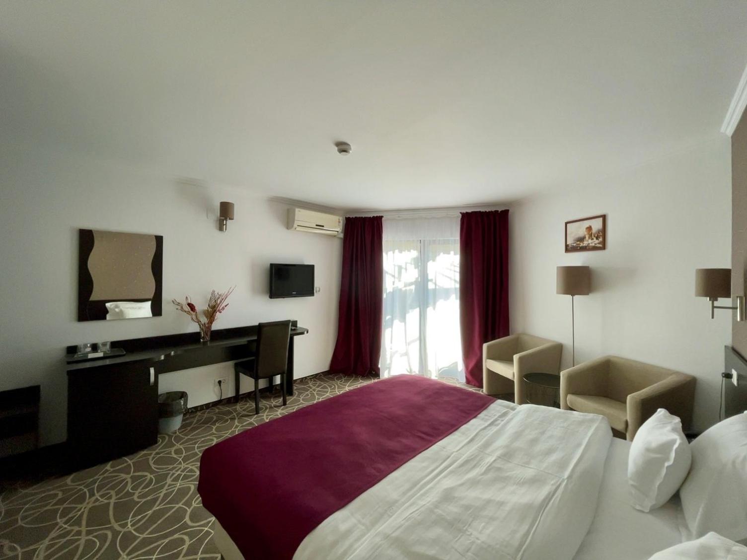 Double Room with Balcony - Photo 2