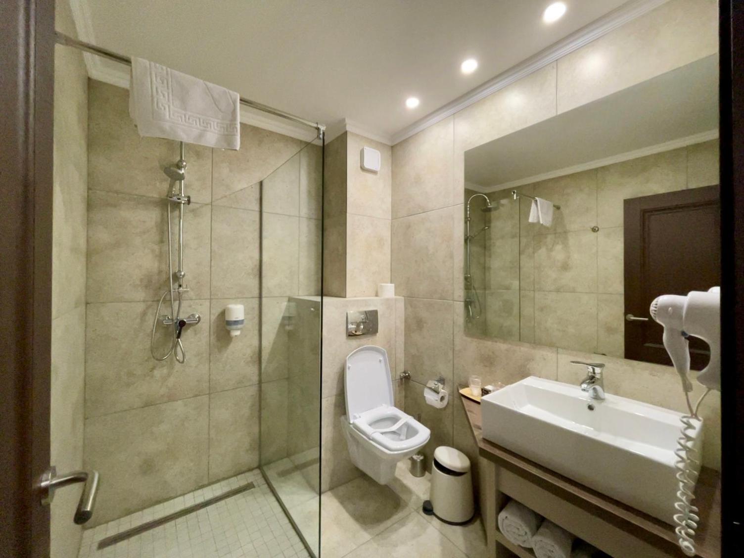 Double Room with Balcony - Photo 4