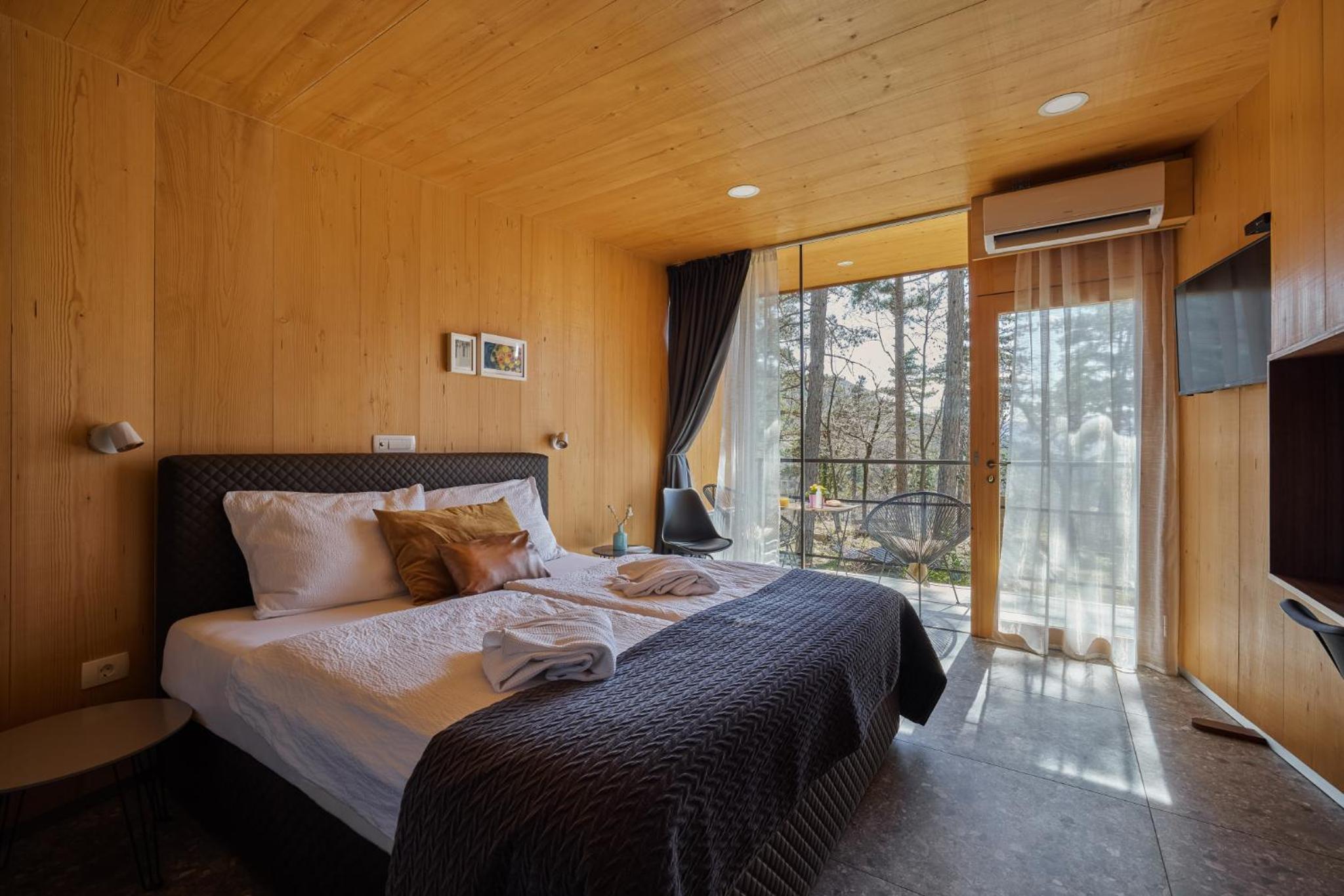 Glamping Hut with Hot Bath, Sauna and Balcony photo 3