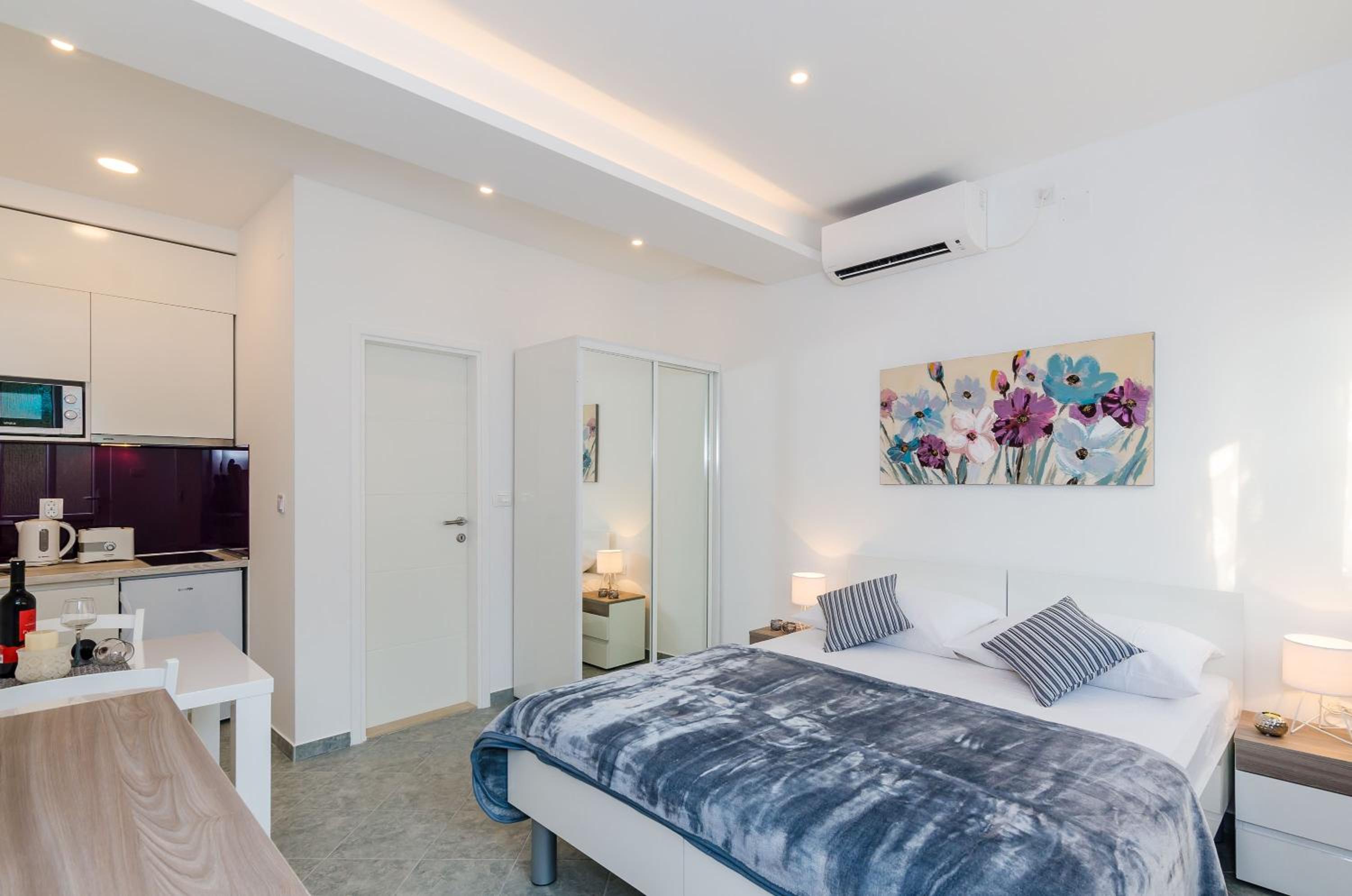 Studio Apartment with Terrace
