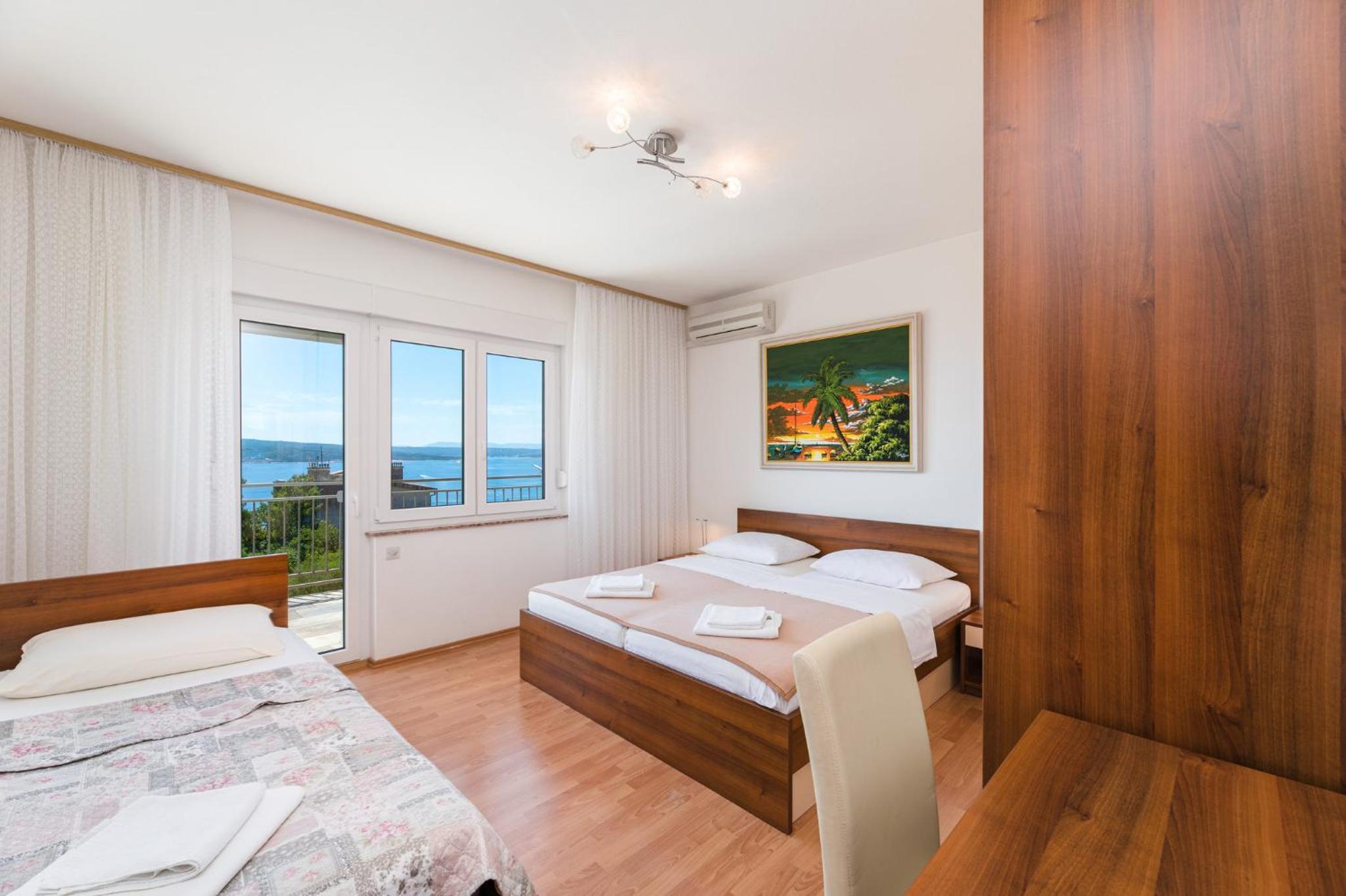 Apartment with Pool View