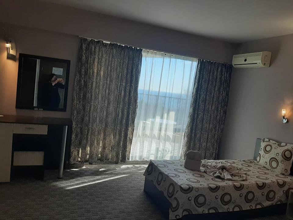 Double or Twin Room (2 Adults + 1 Child) - Free Parking photo 2