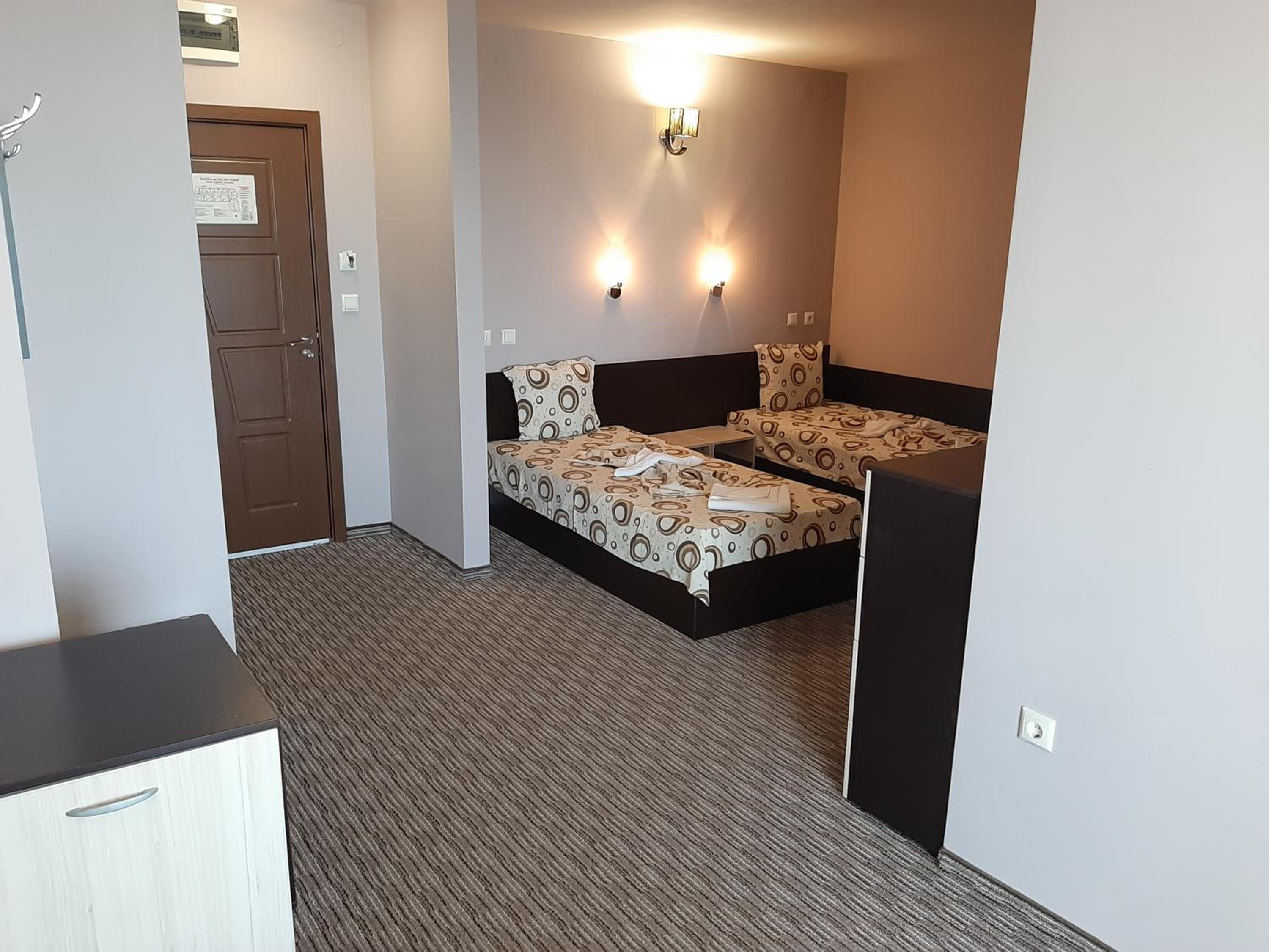 One-Bedroom Apartment - FREE Parking photo 3