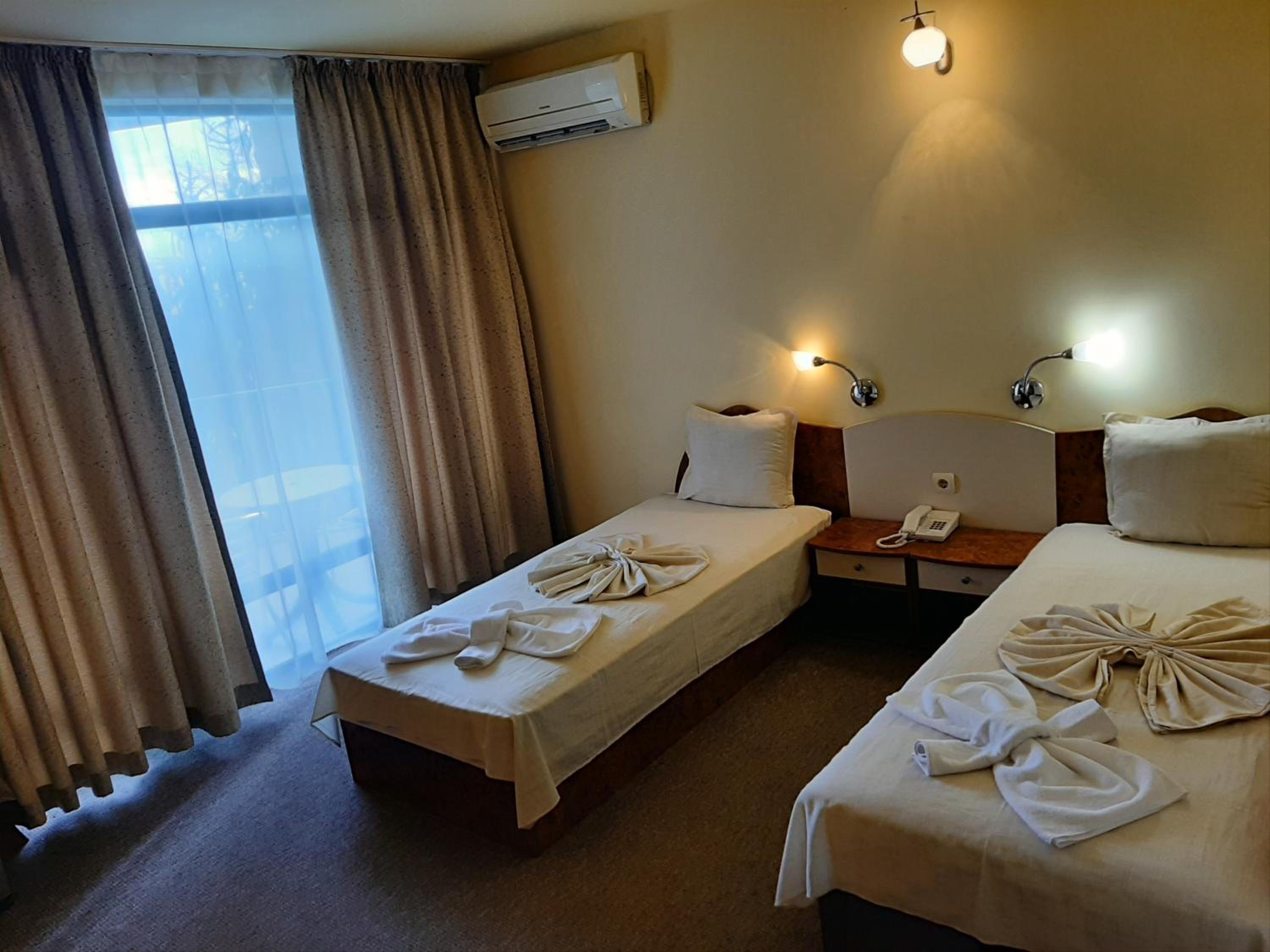 Twin Room with Extra Bed (3 Adults) photo 1