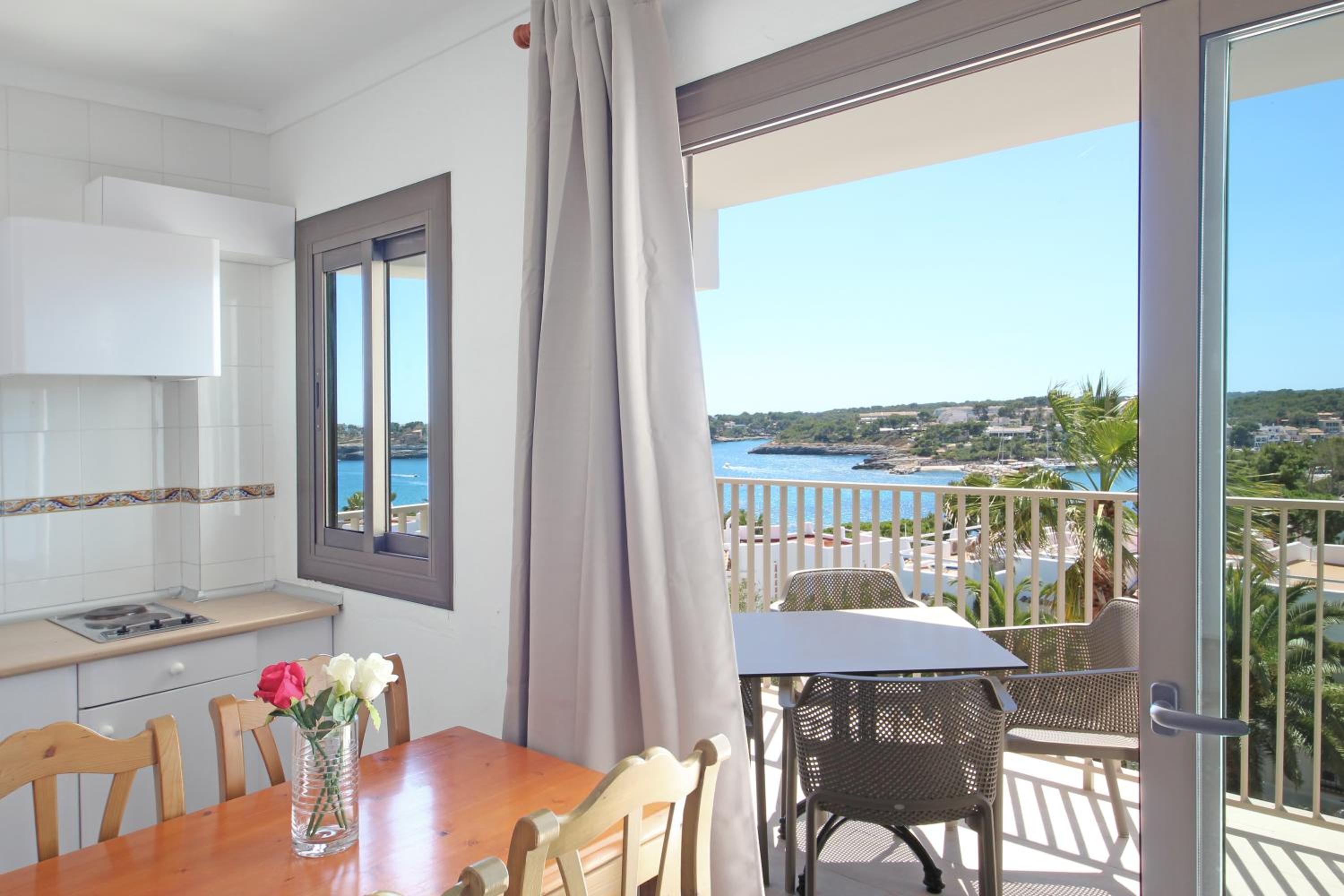 One-Bedroom Apartment with Sea View - Photo 17