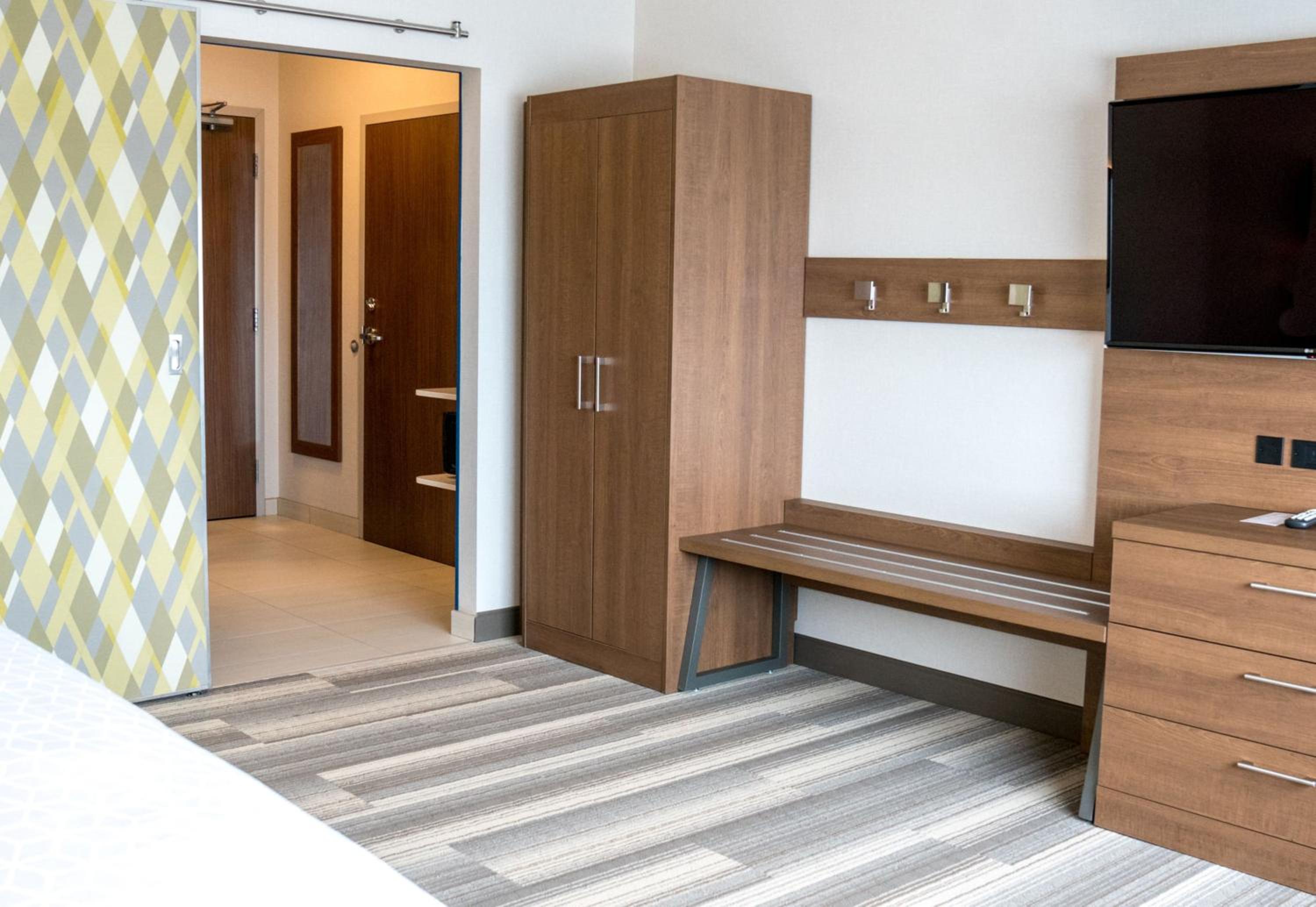 Standard King Room with Sofa Bed - Photo 3