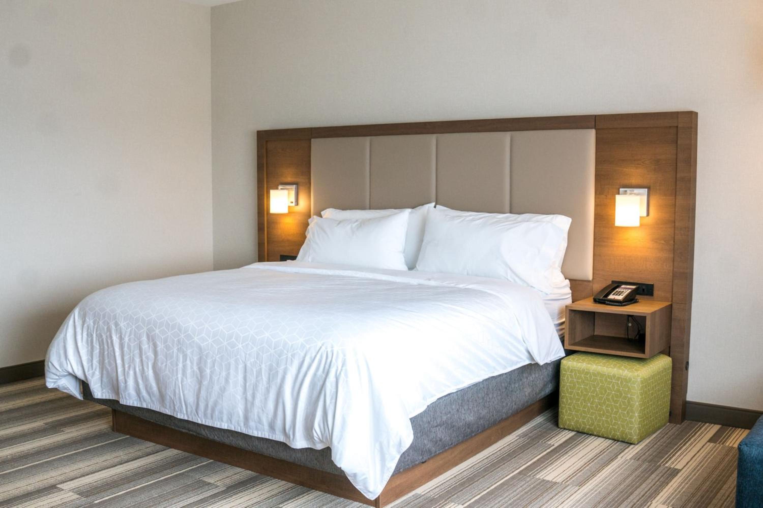 Standard King Room with Extra Floor Space - Photo 10