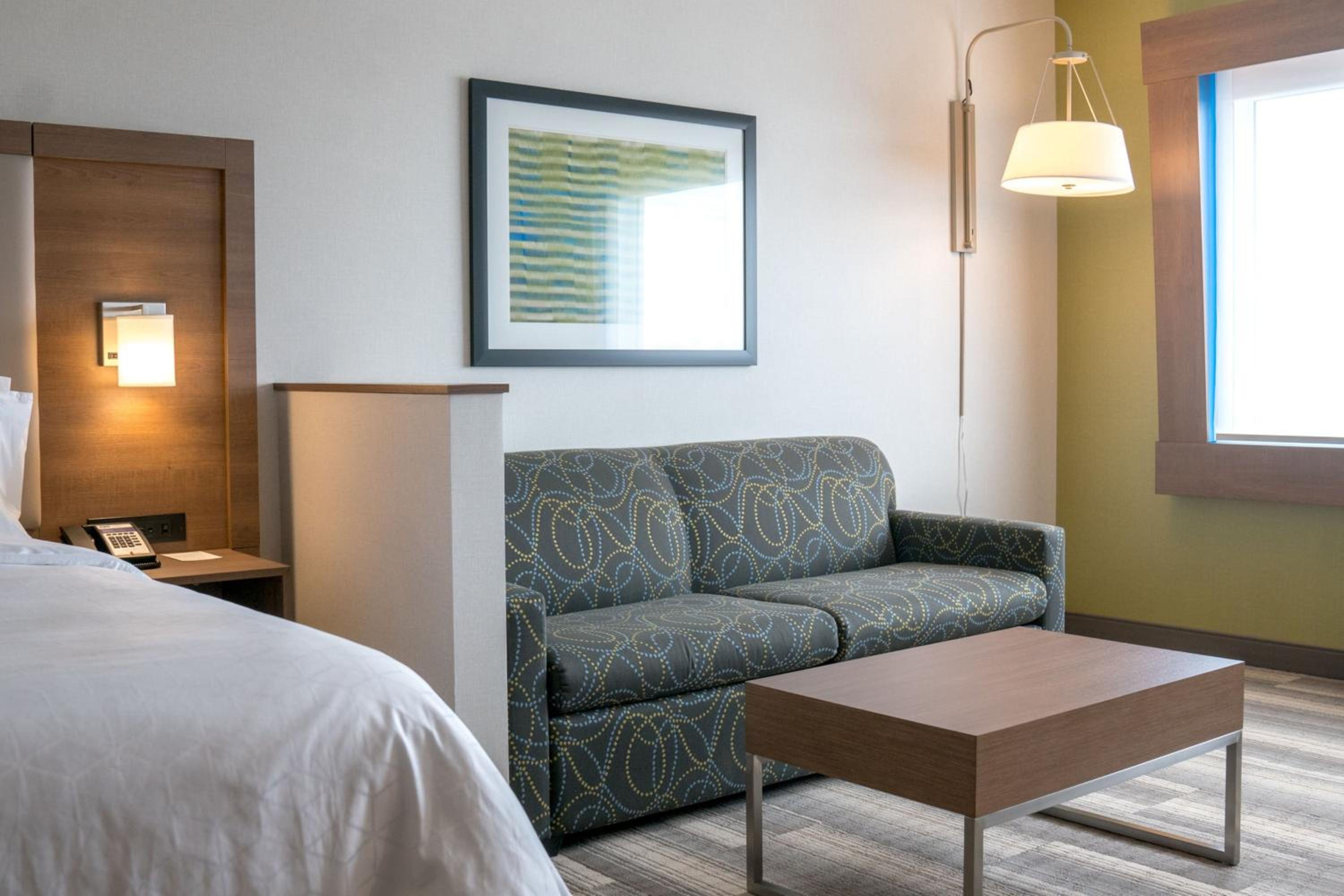 Standard King Room with Sofa Bed - Photo 2