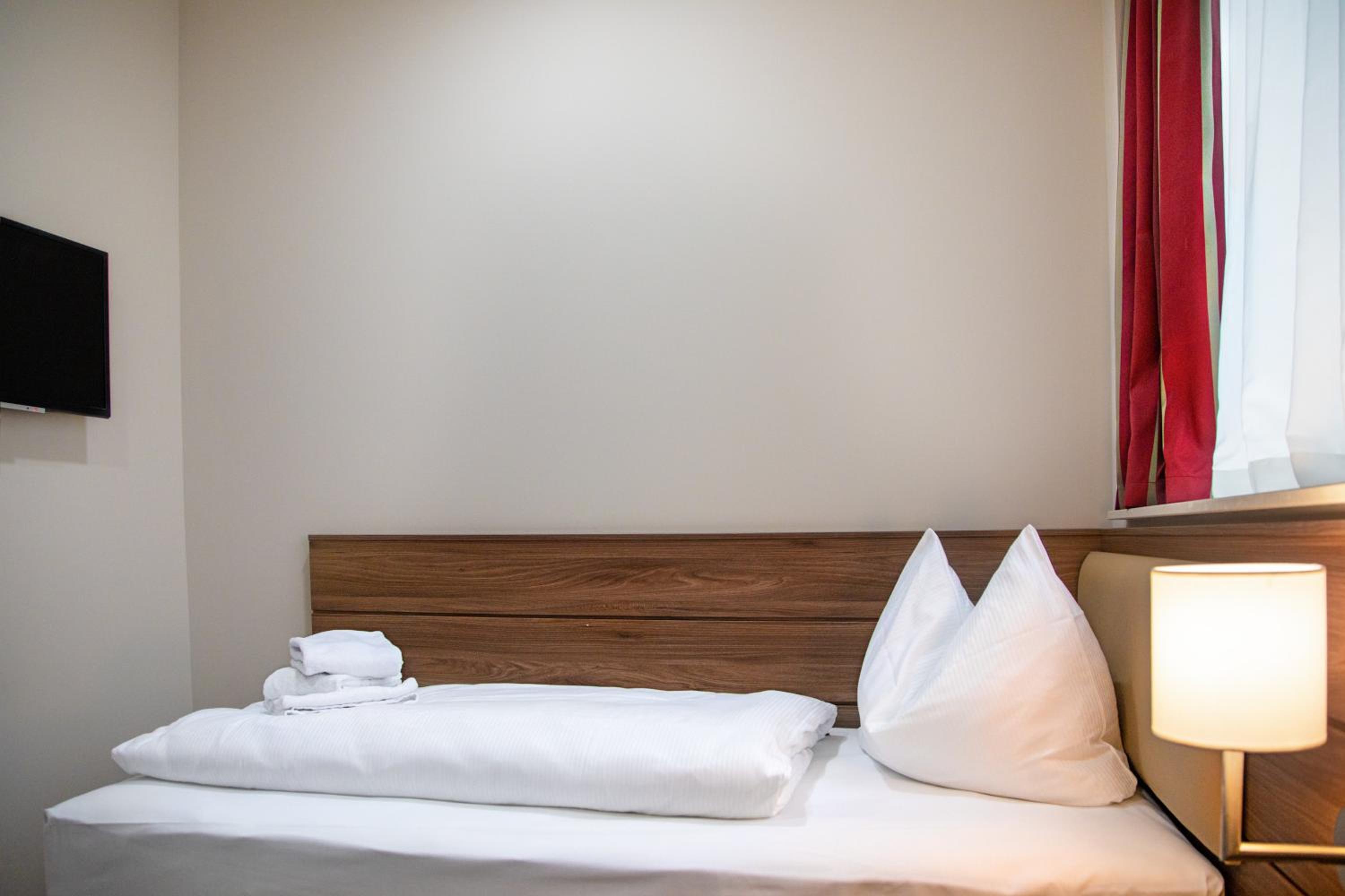 Single Room with Bathroom photo 3