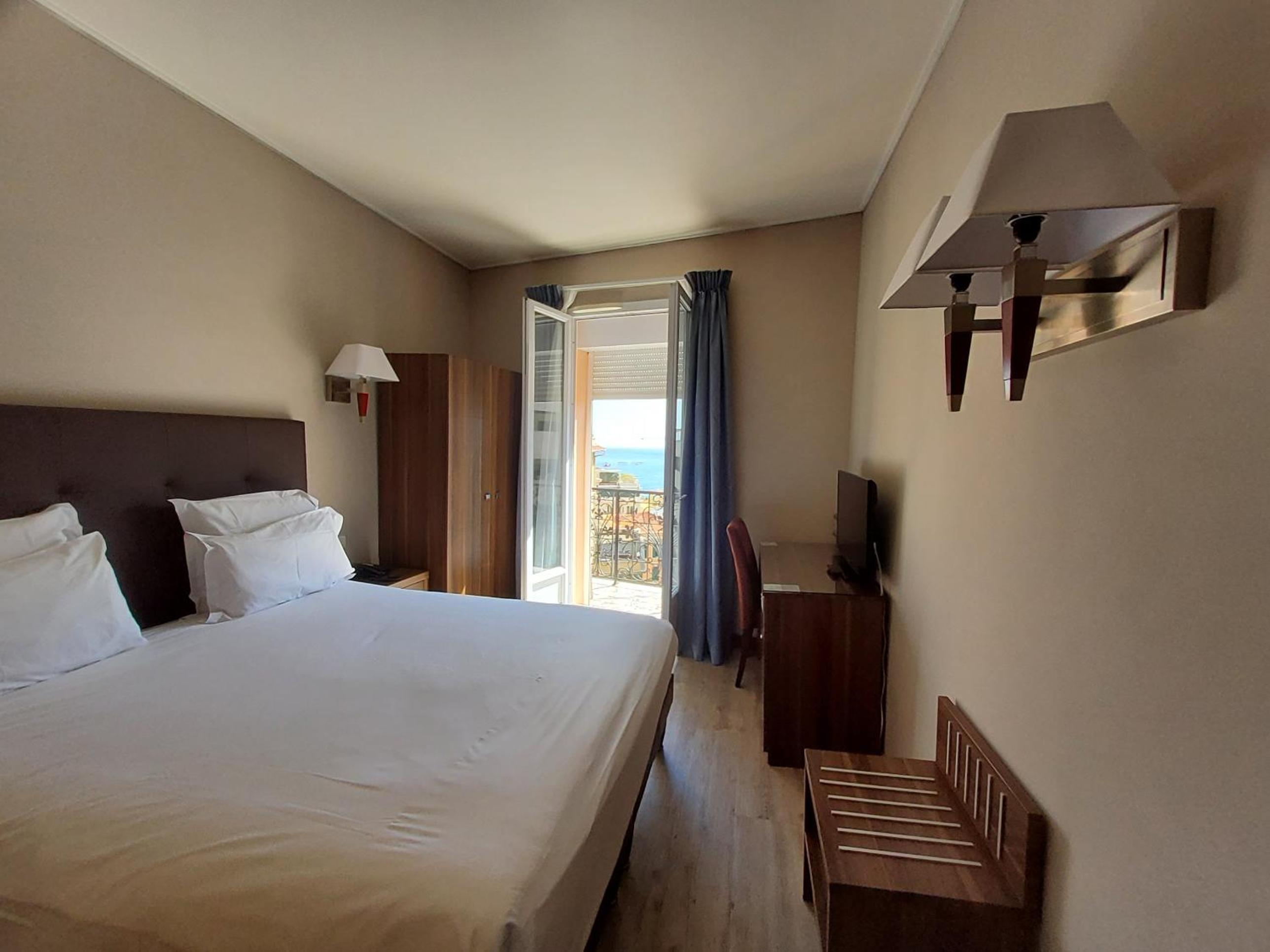 Double Room with Balcony - Street Side - Photo 2