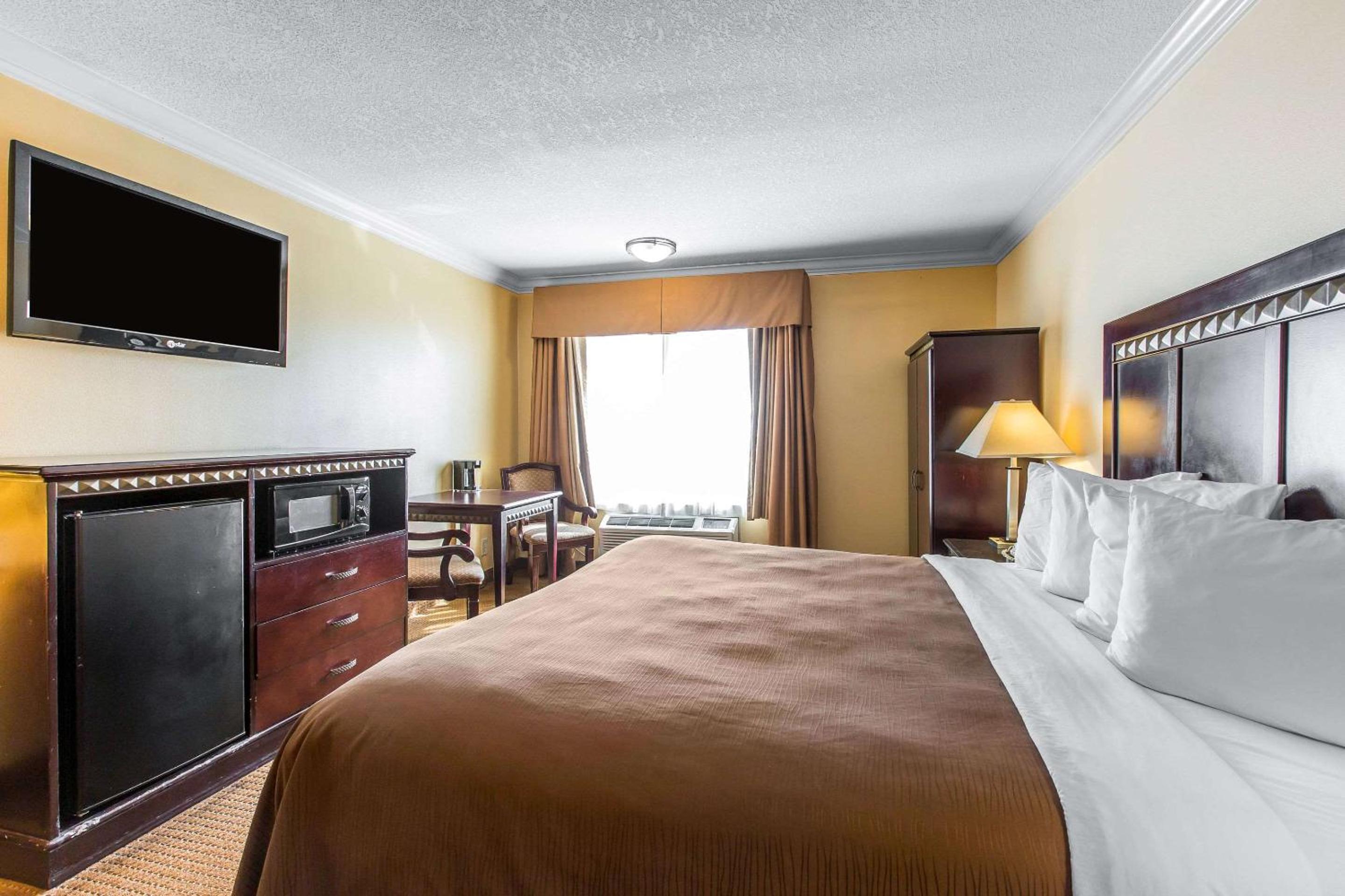 Accessible Room, 1 King Bed, Roll-In Shower, Non Smoking - Photo 2