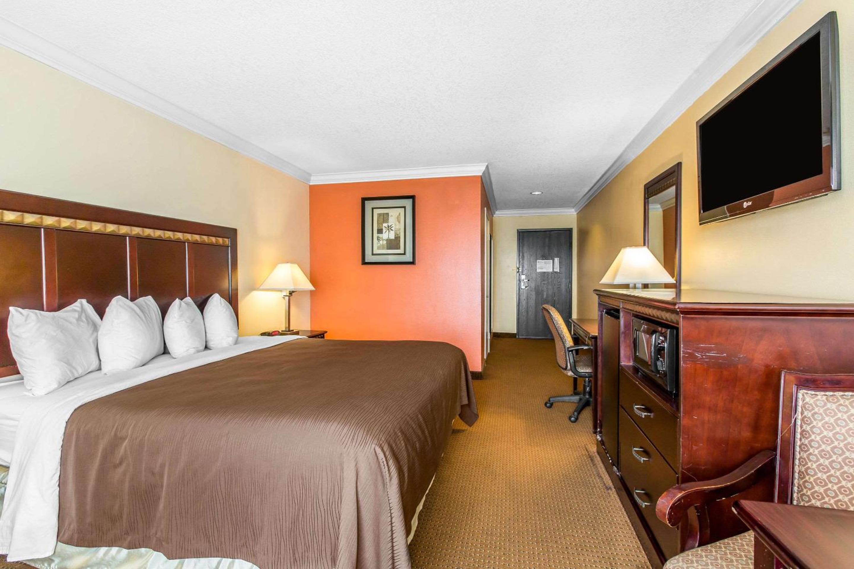 Accessible Room, 1 King Bed, Roll-In Shower, Non Smoking - Photo 3