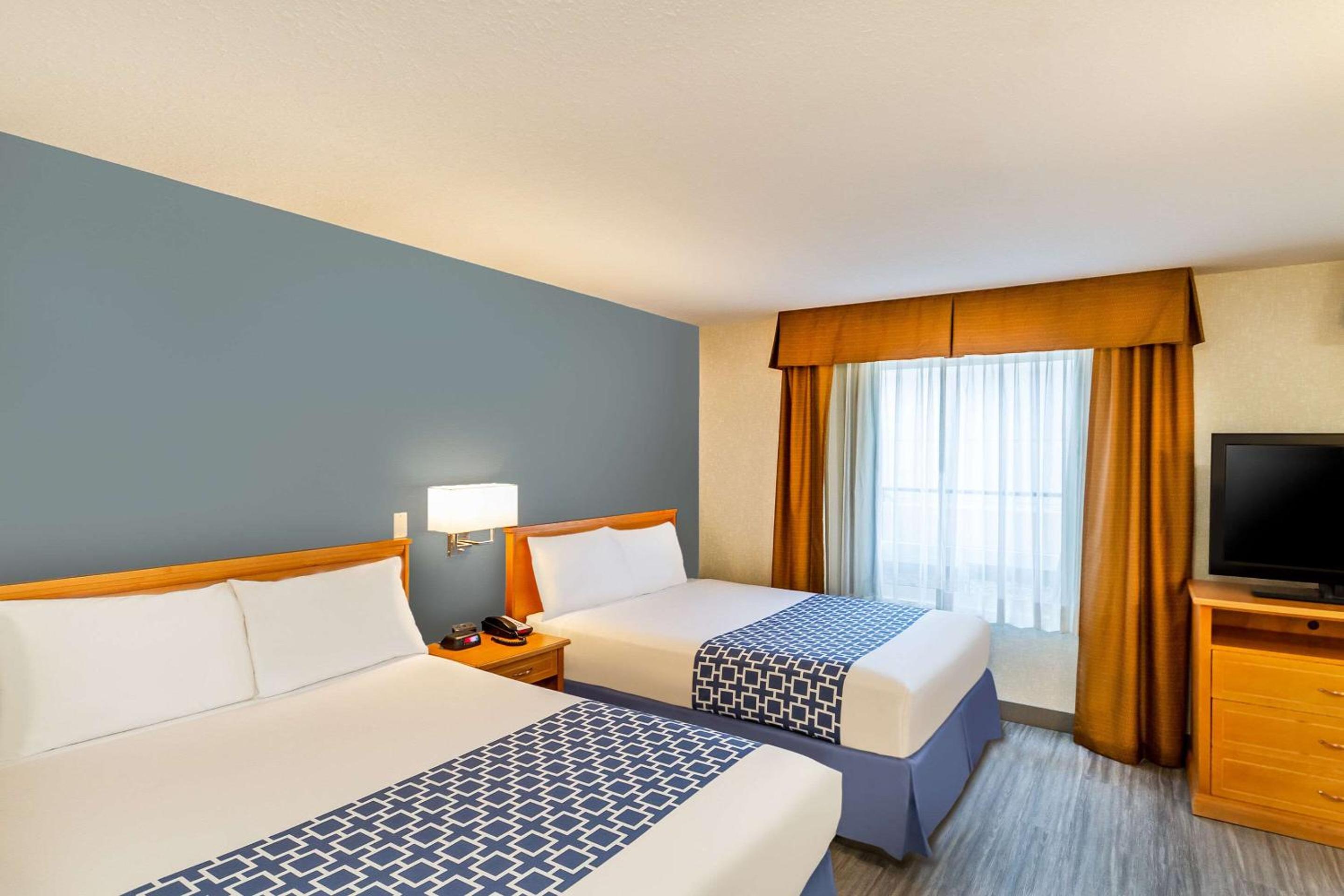 Queen Room with Two Queen Beds - Main Building/Non-Smoking photo 1
