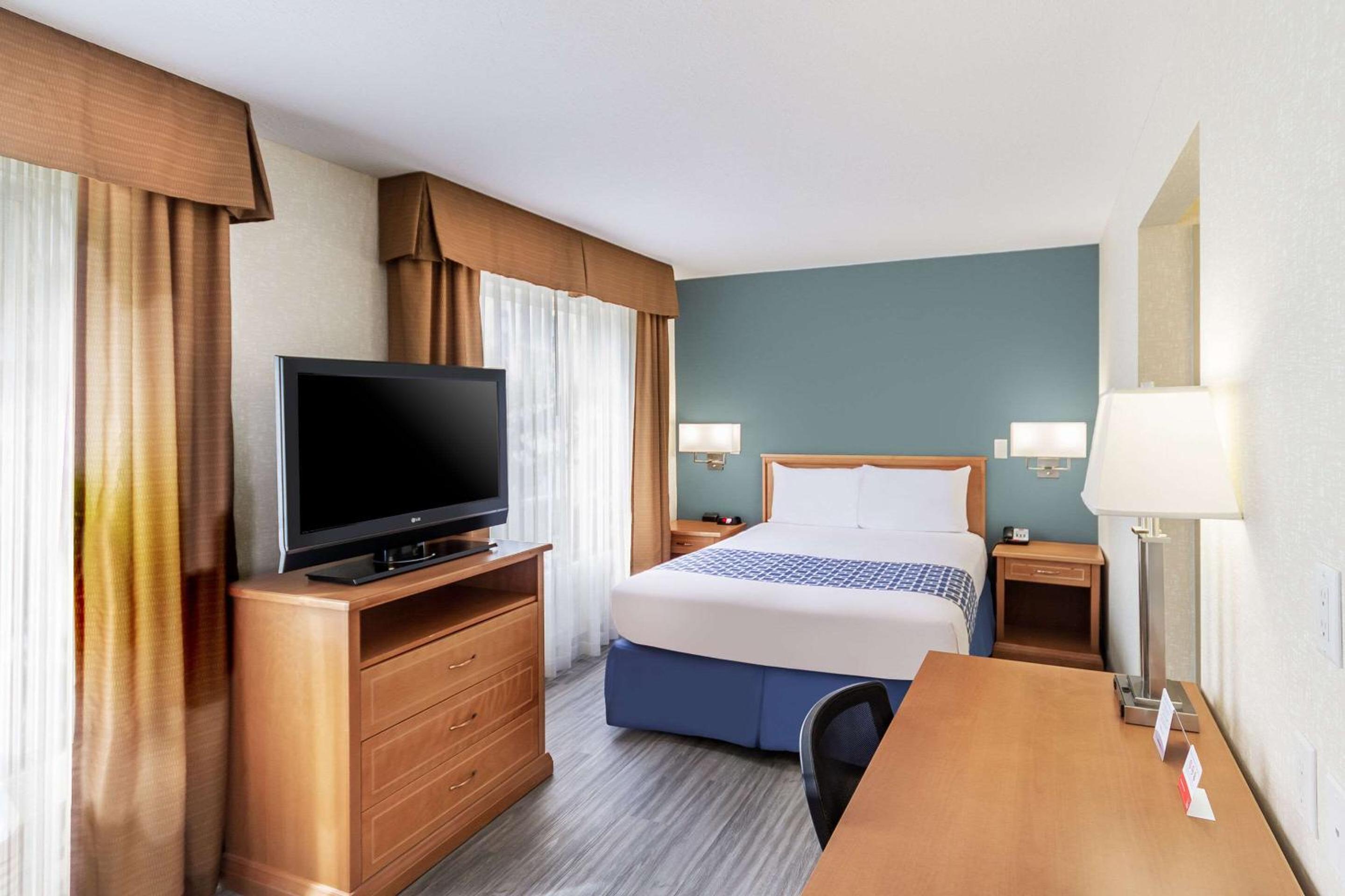 Queen Suite with Sofa Bed - Main Building photo 2