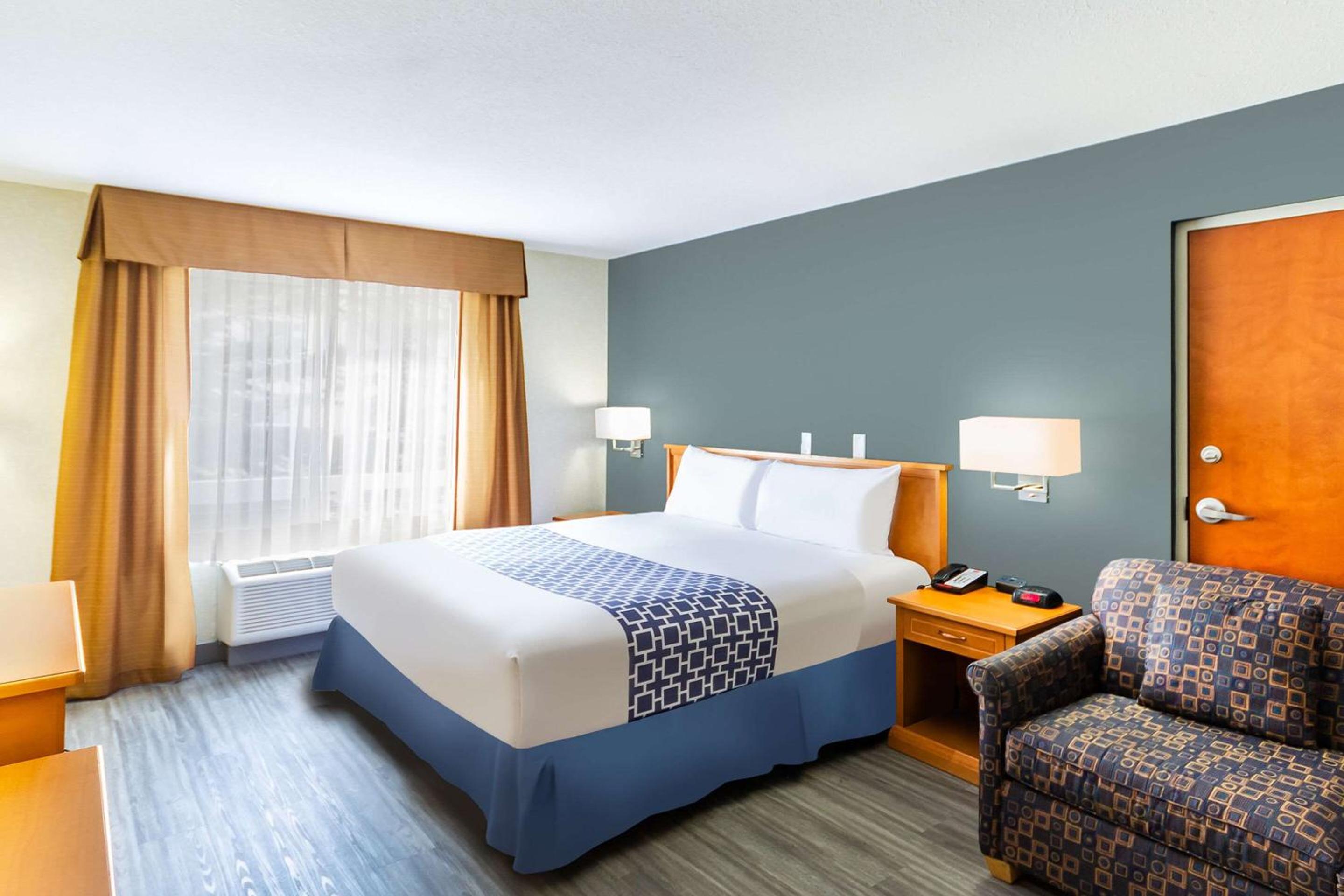 Standard King Room photo 3