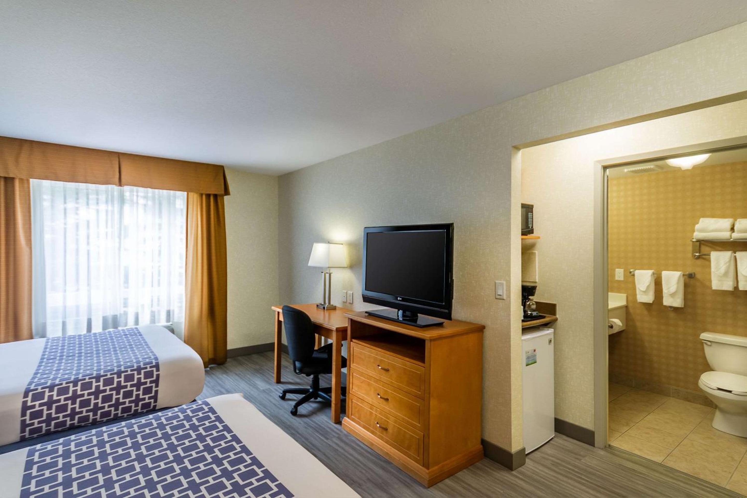 Queen Room with Two Queen Beds - Main Building/Non-Smoking photo 2