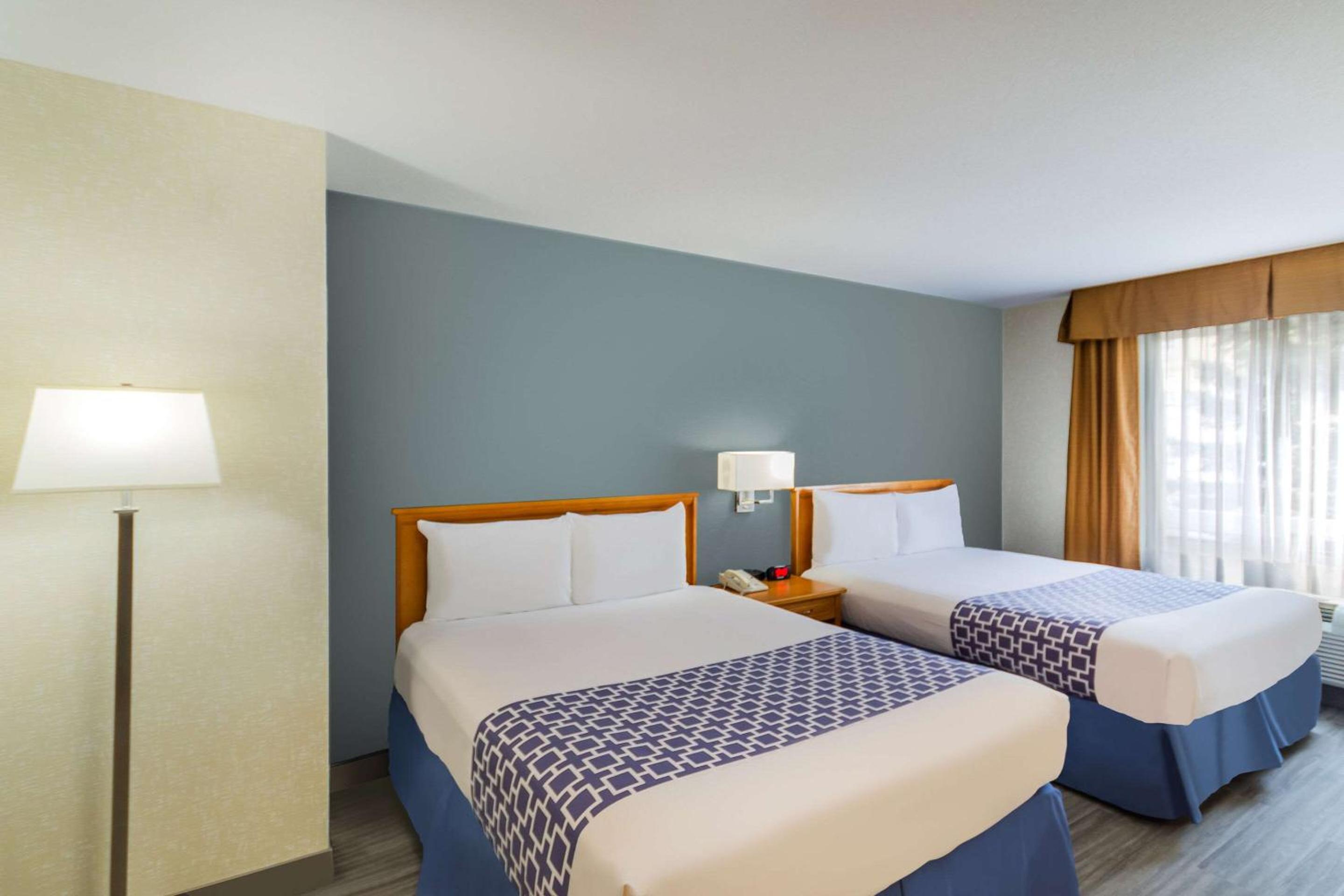 Queen Room with Two Queen Beds - Main Building/Non-Smoking photo 3