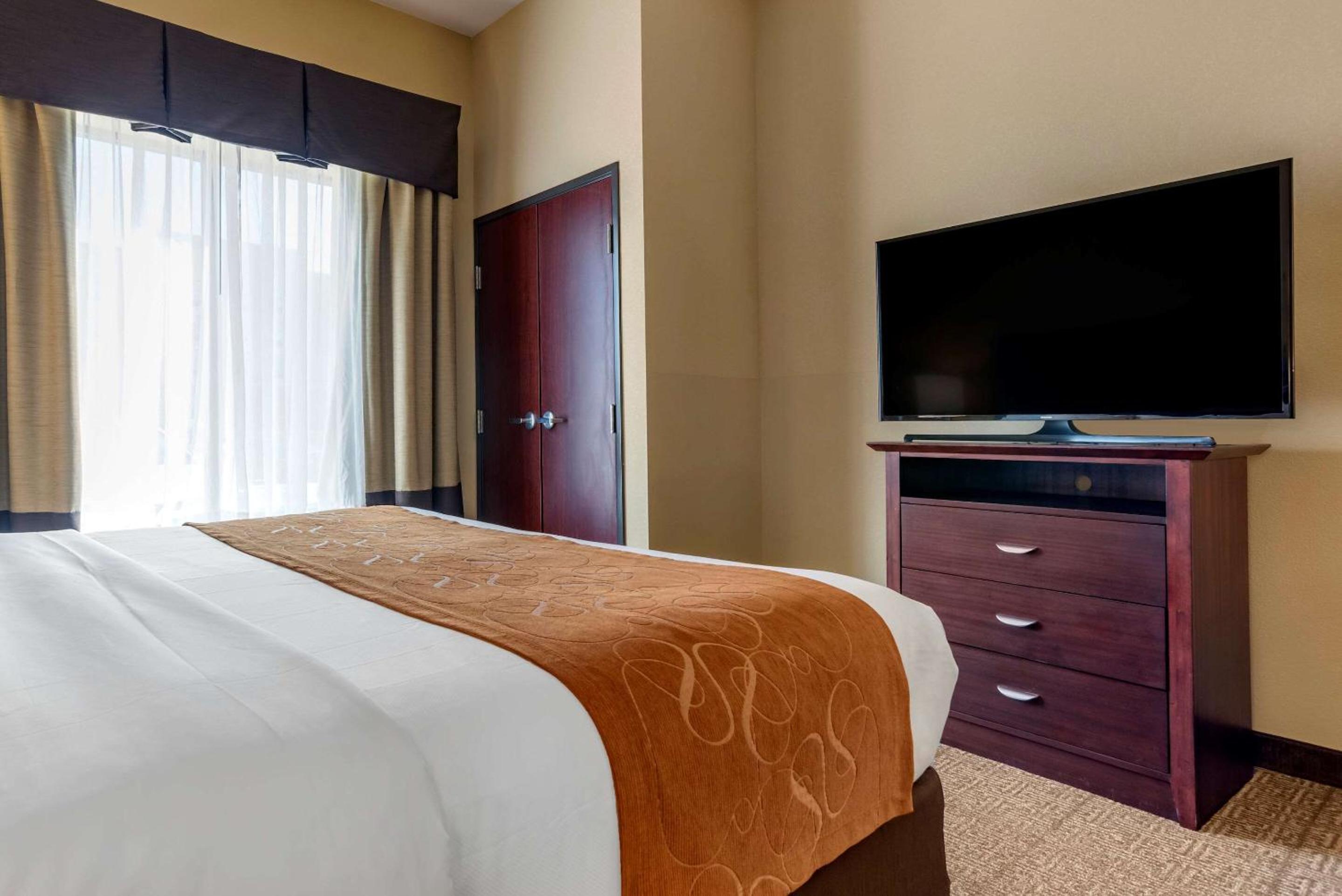 King Suite - Accessible/Non-Smoking photo 2