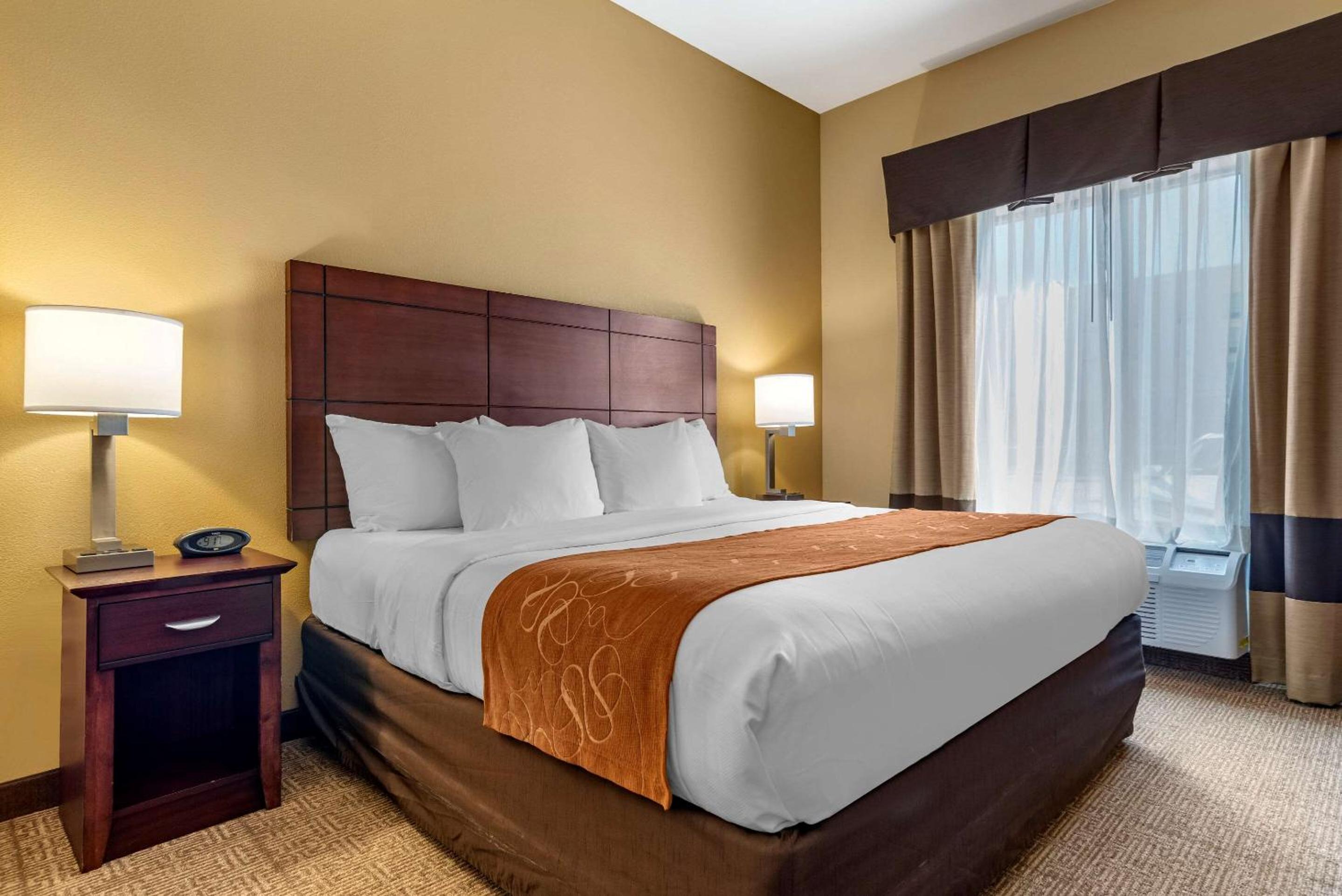 King Suite - Accessible/Non-Smoking photo 1
