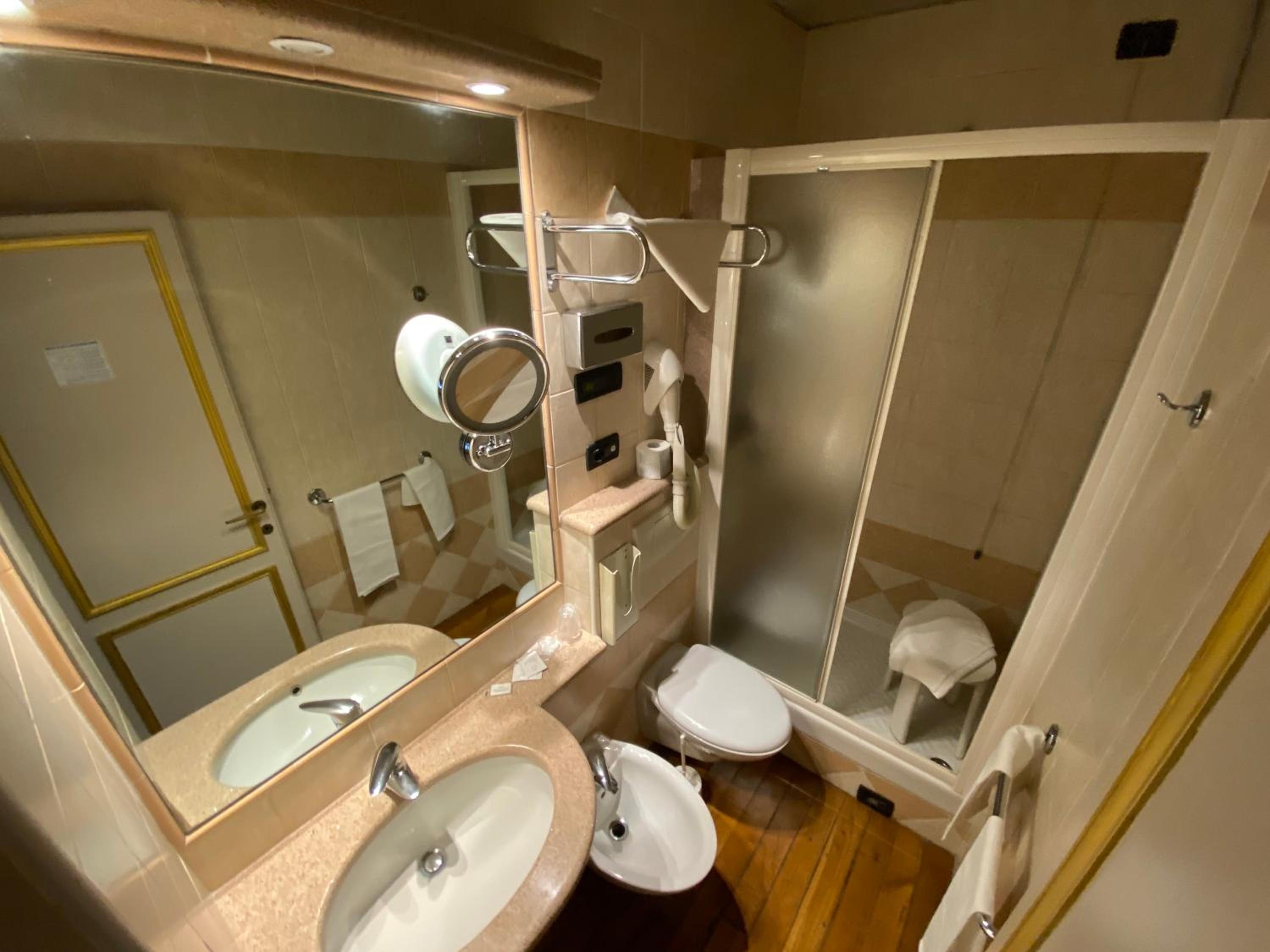Double Room with Balcony - Photo 4