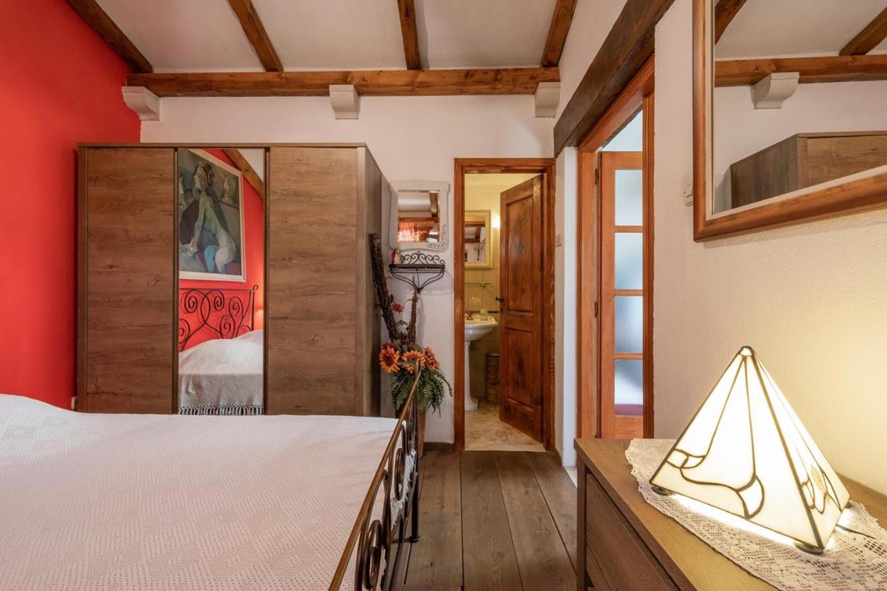 One-Bedroom House photo 1